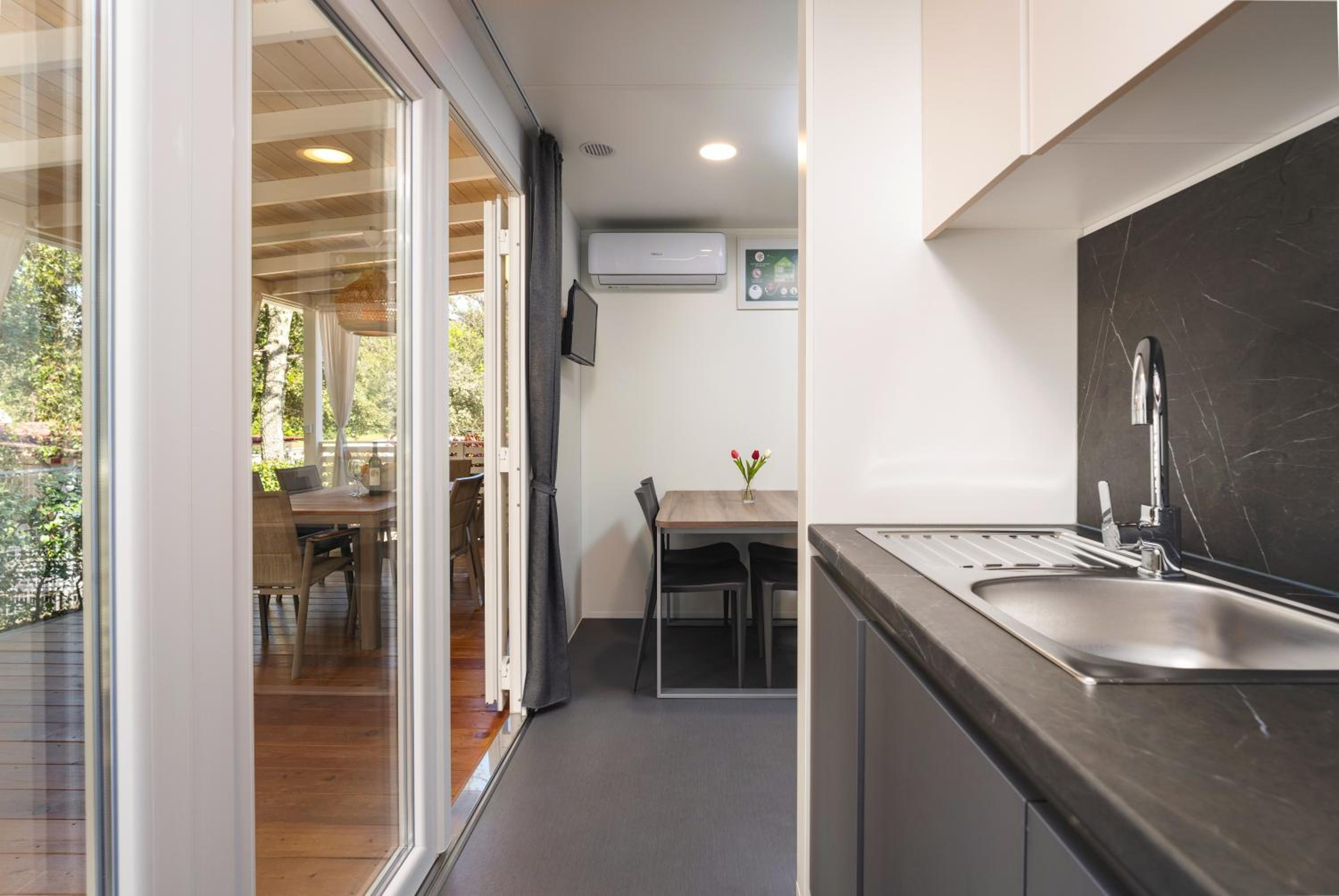 Premium Two-Bedroom Mobile Home with Garden View  - Photo 15