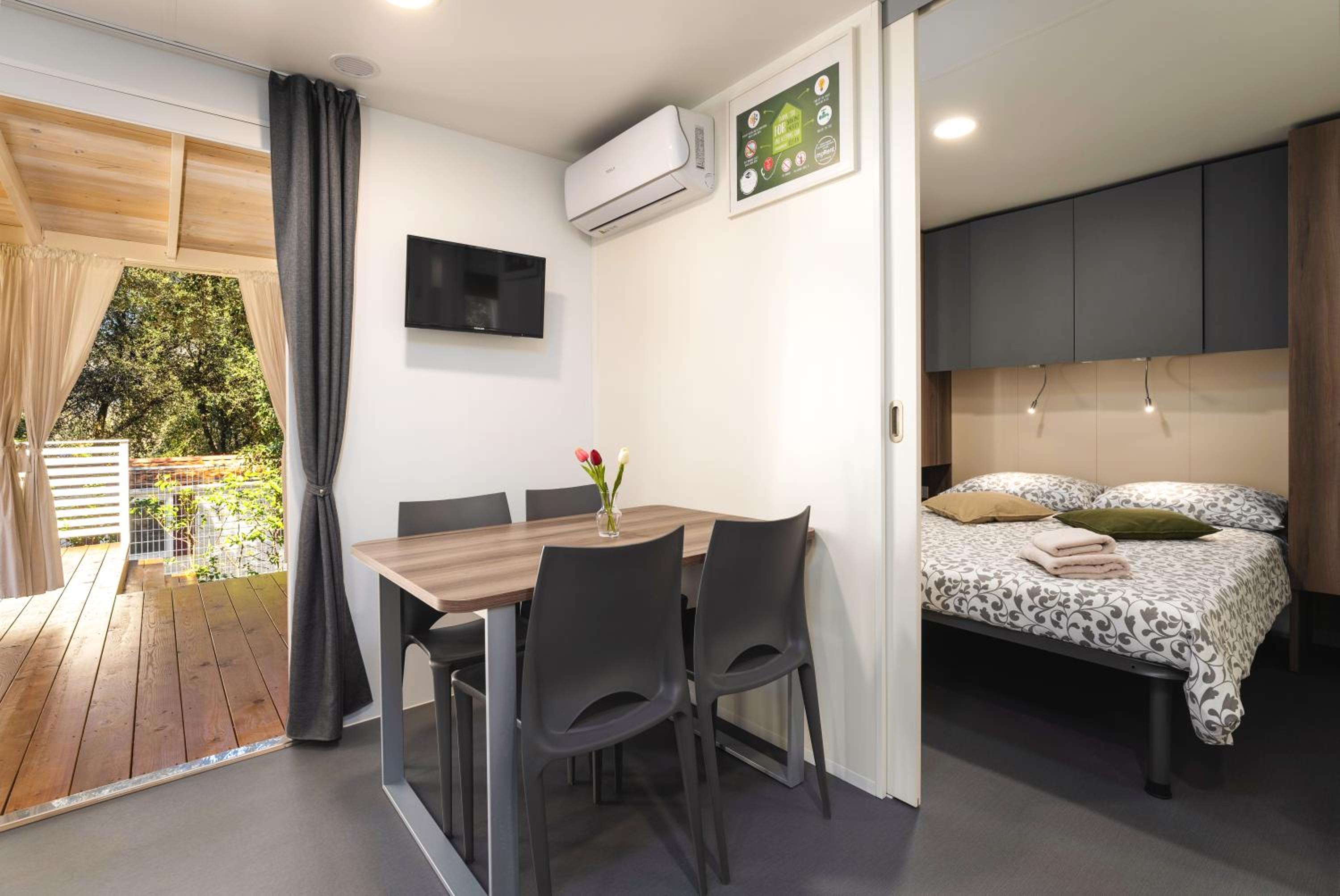 Premium Two-Bedroom Mobile Home with Garden View  - Photo 14