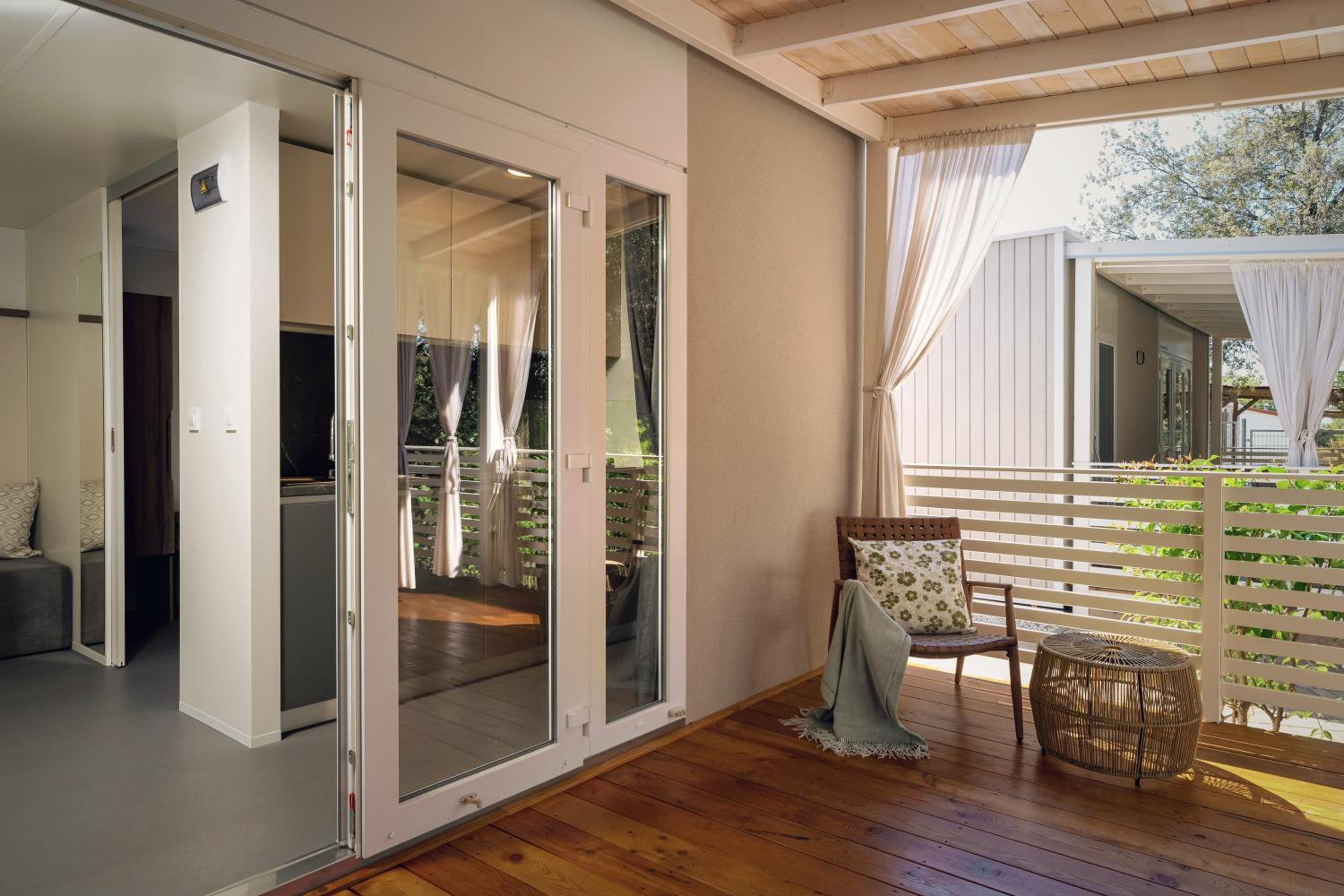 Premium Two-Bedroom Mobile Home with Garden View  - Photo 9