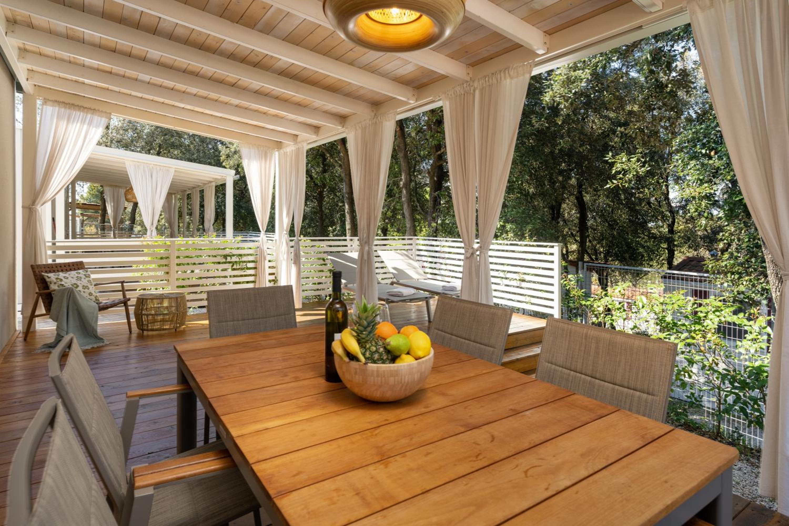 Premium Two-Bedroom Mobile Home with Garden View  - Photo 2