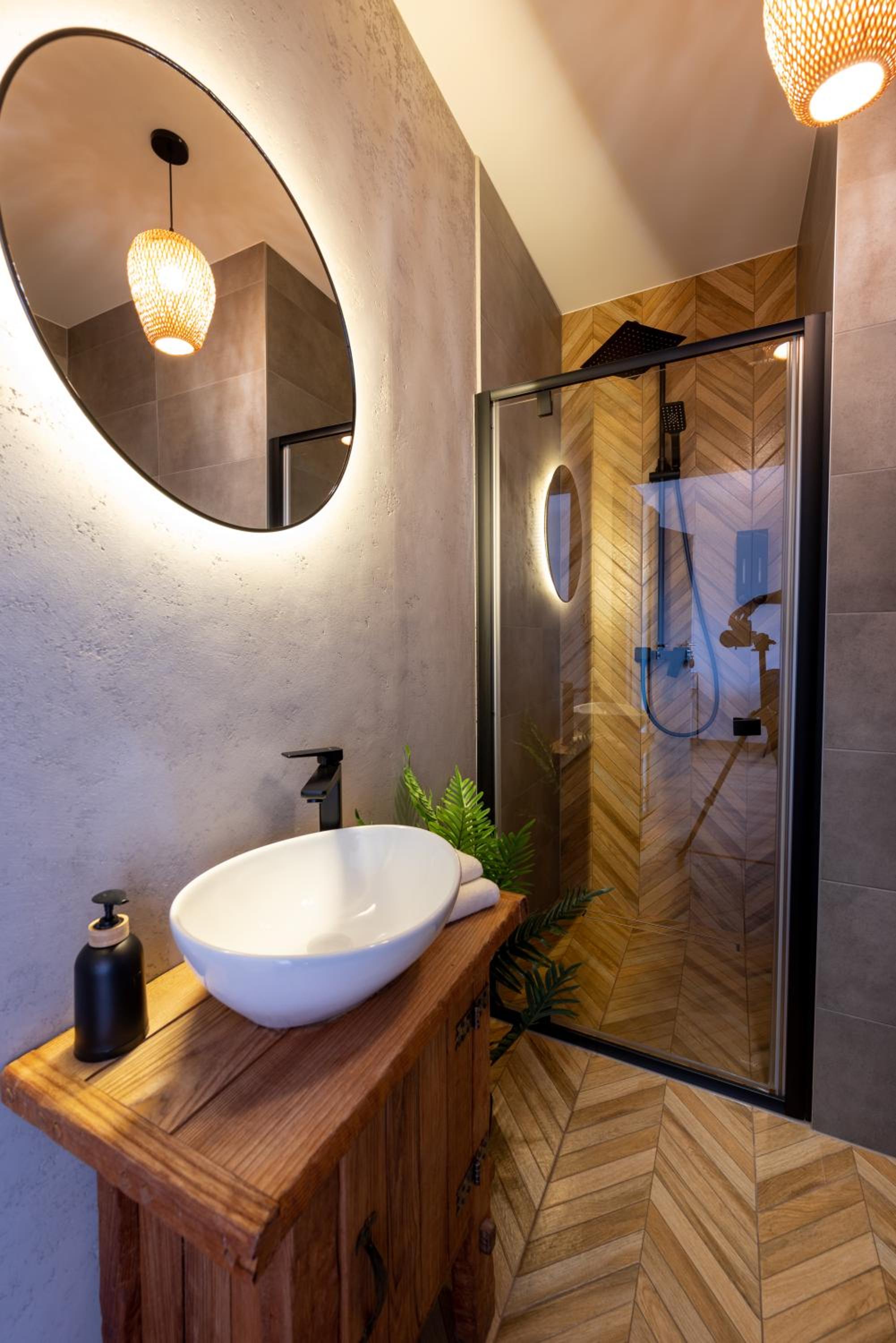 Double Room with Private Bathroom - Photo 11
