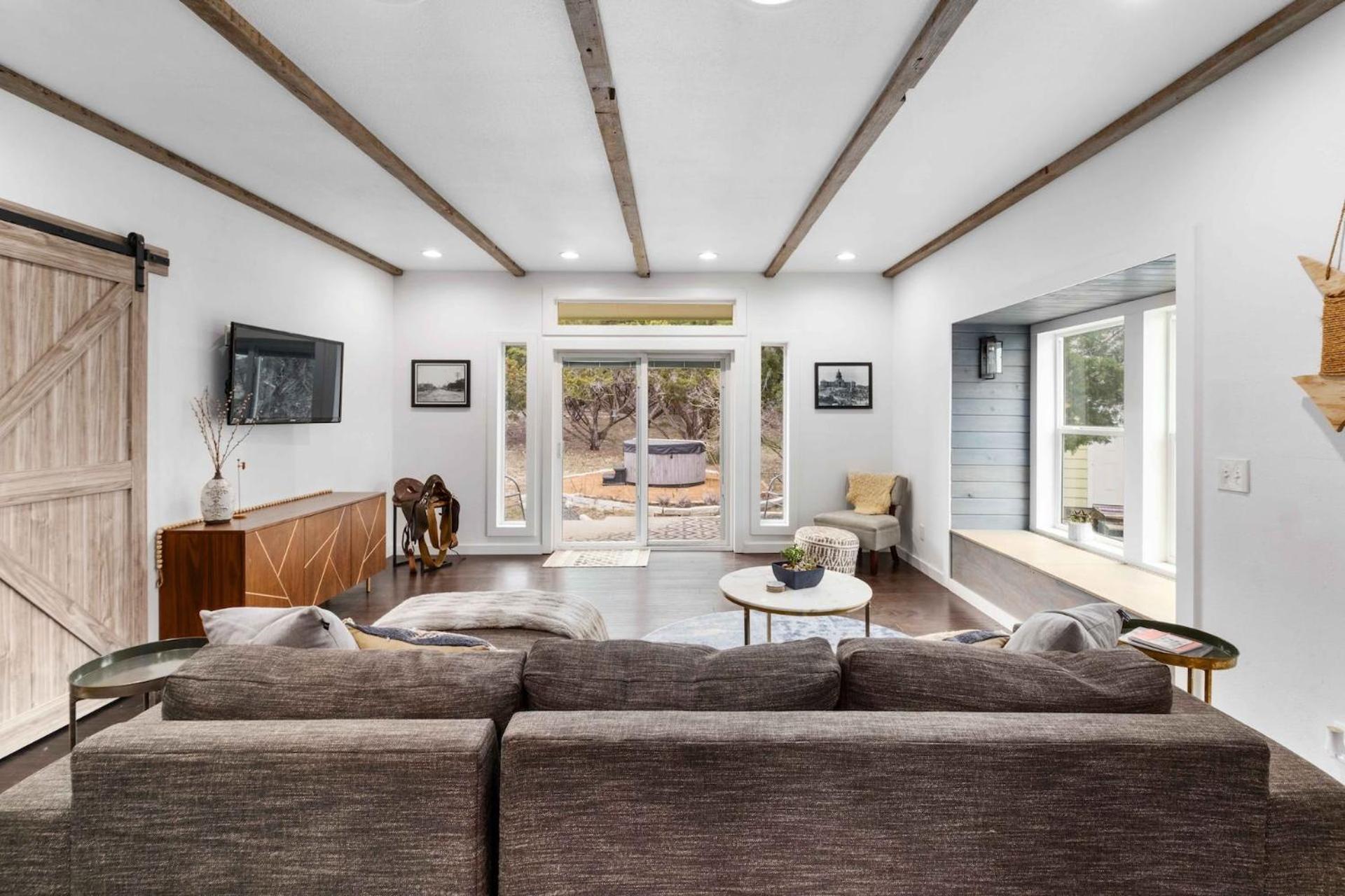 Five-Bedroom House photo 1