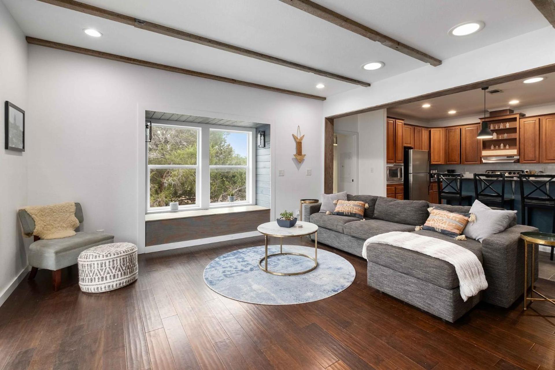 Five-Bedroom House photo 3