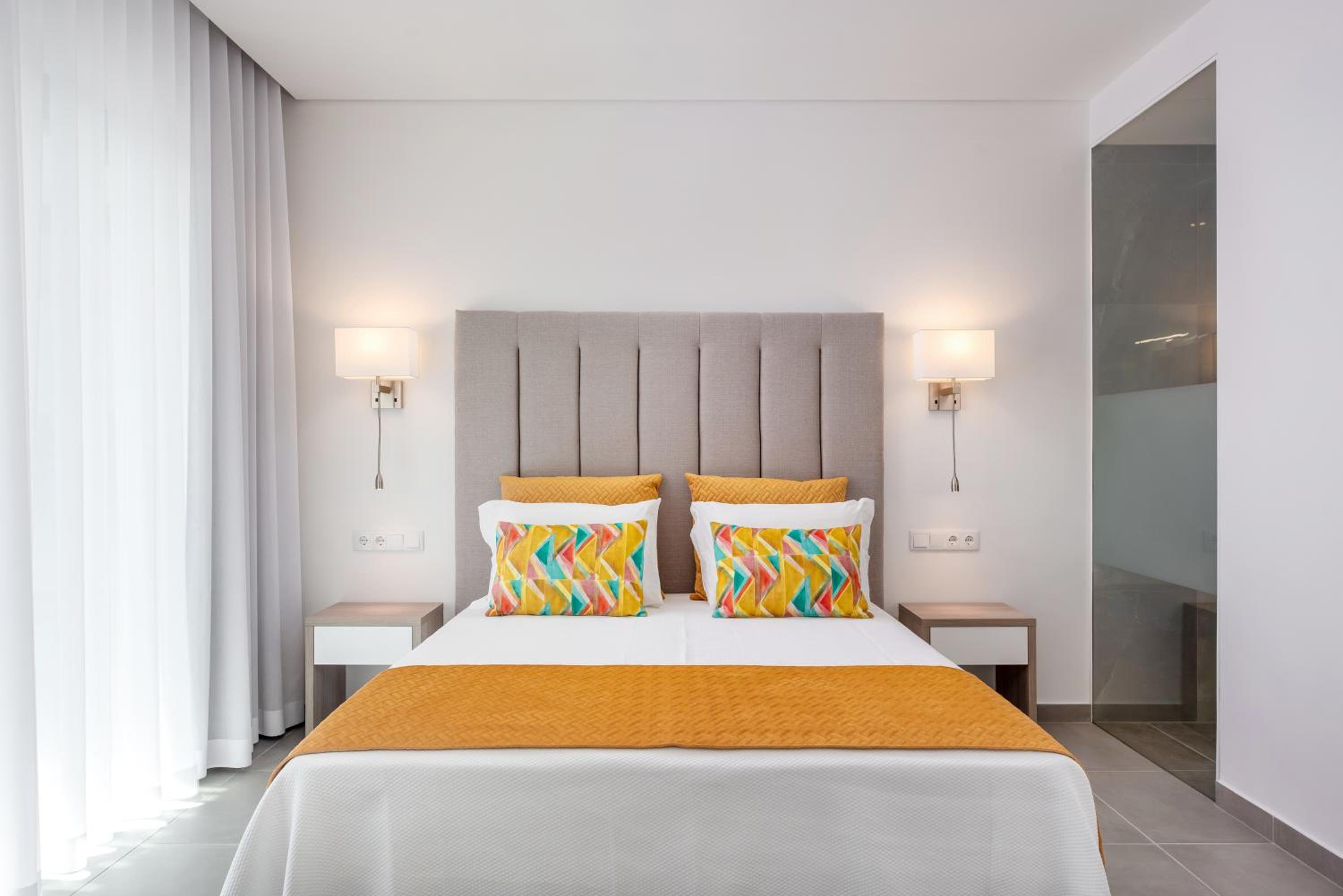 Queen Suite with Pool View photo 1