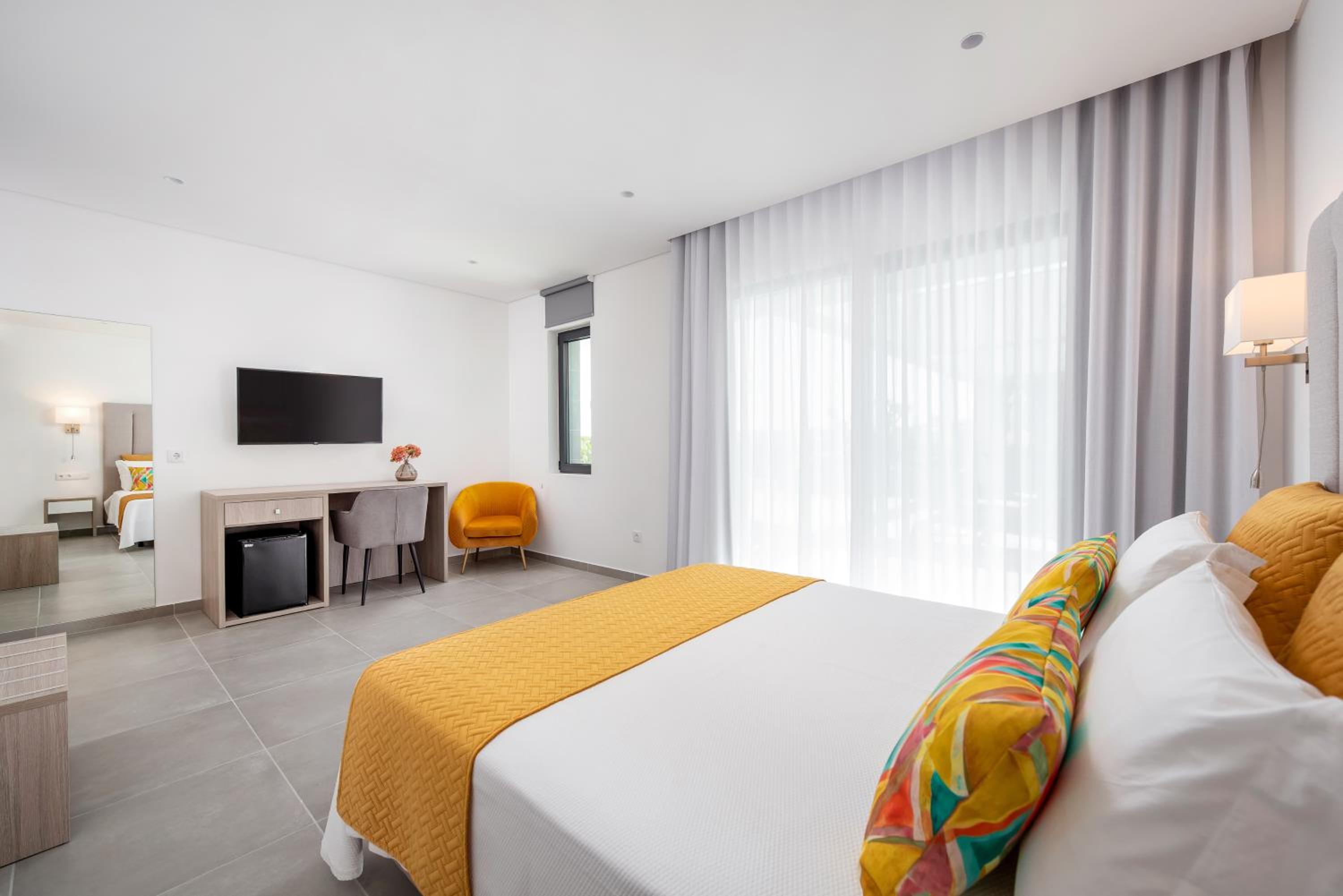 Queen Suite with Pool View photo 3