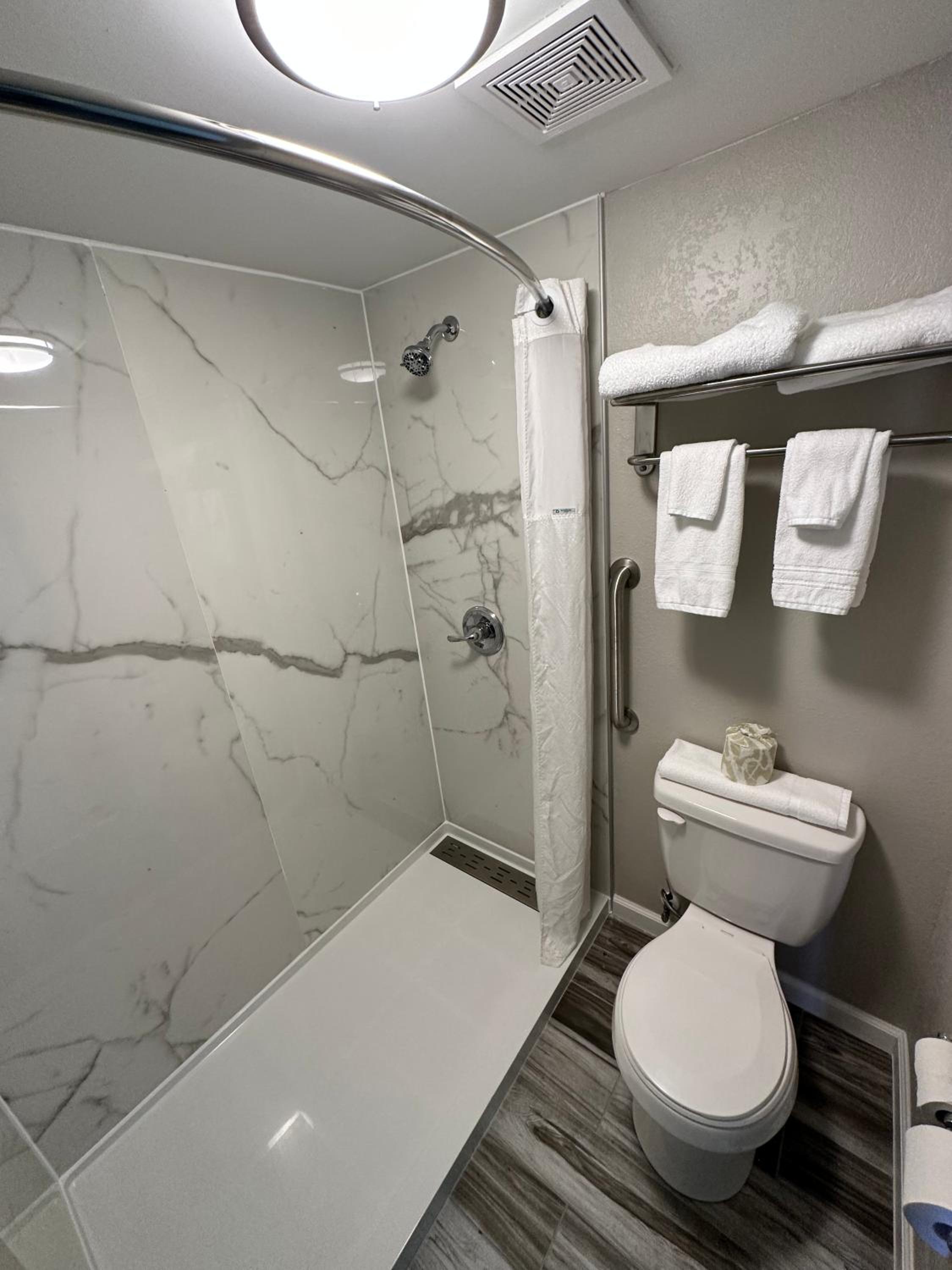 Deluxe King Room - Non-Smoking - Photo 5