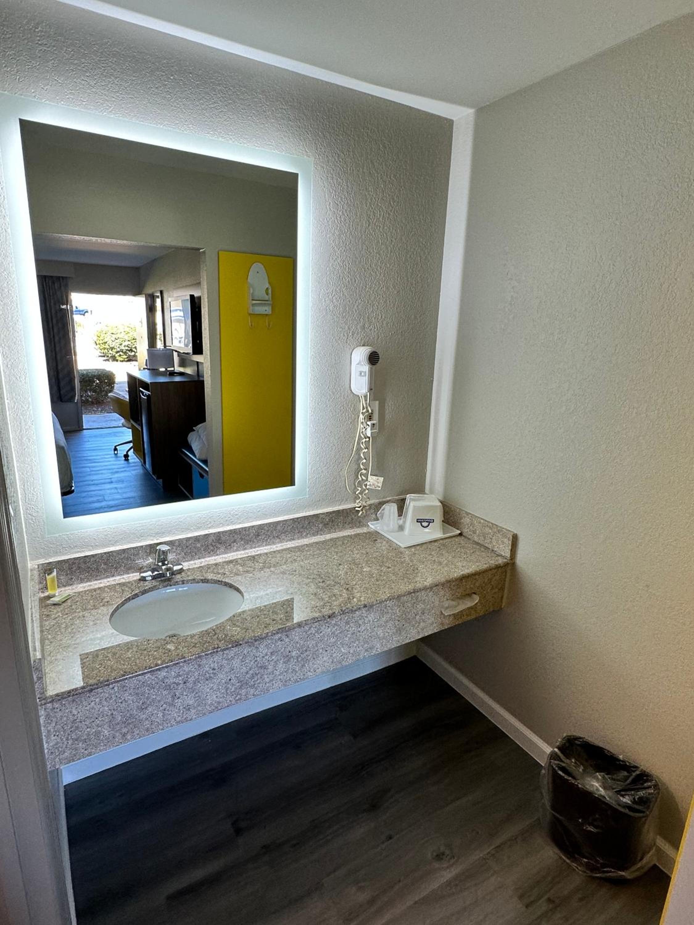 Deluxe King Room - Non-Smoking - Photo 2