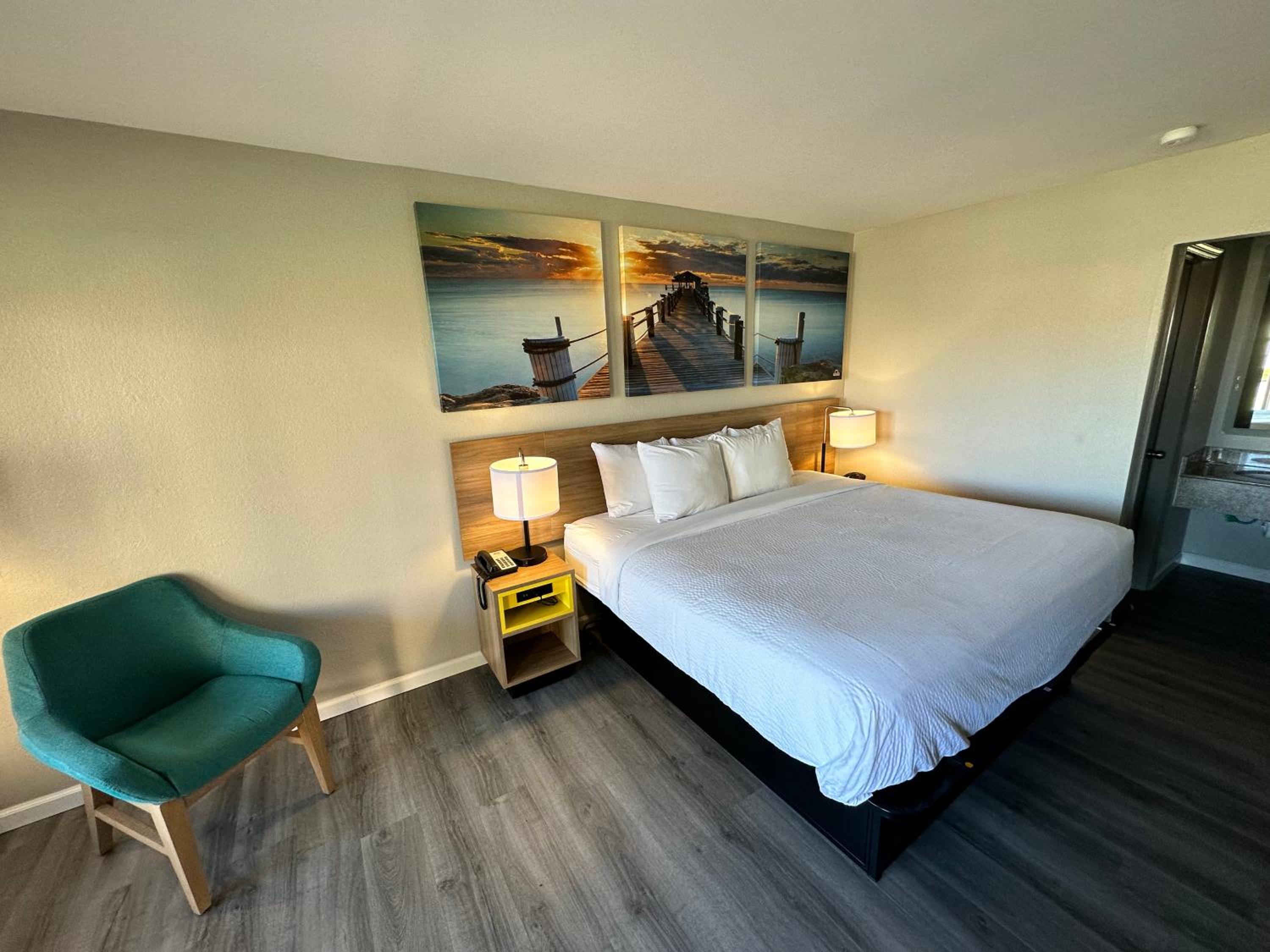 Deluxe King Room - Non-Smoking - Photo 3