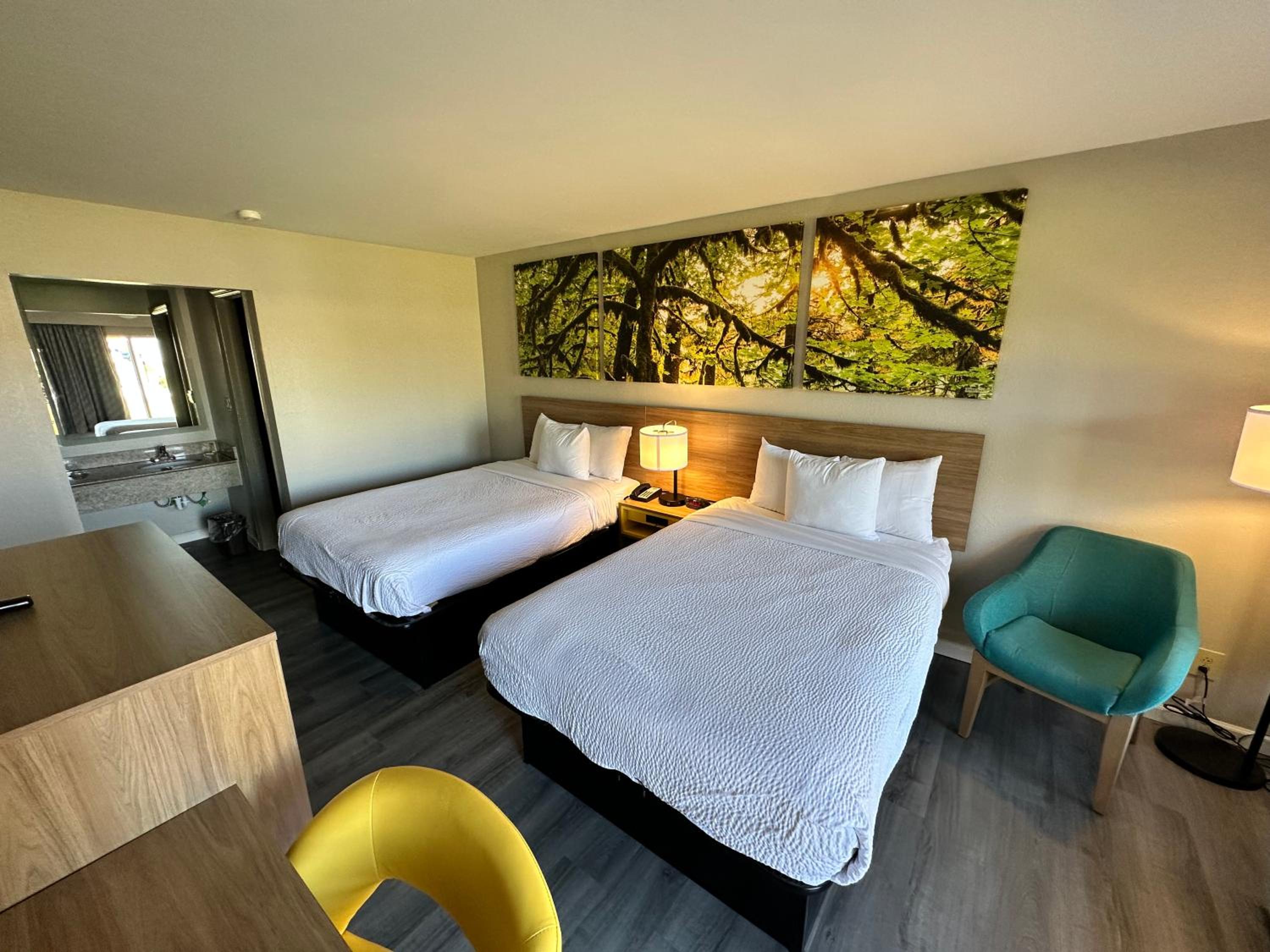 Deluxe Double Room with Two Double Beds - Non-Smoking - Photo 4