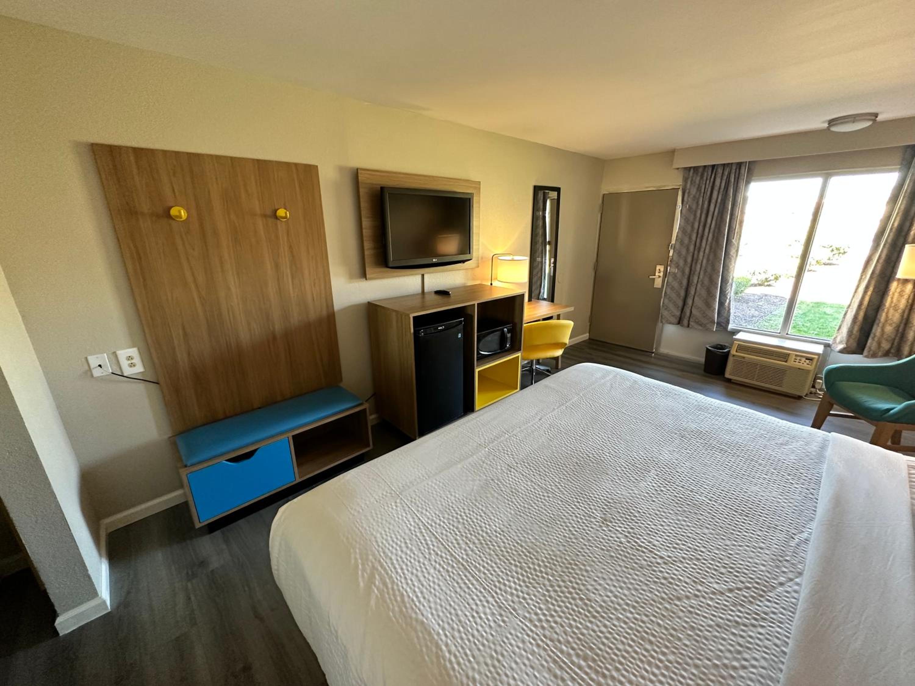 Deluxe King Room - Non-Smoking - Photo 4
