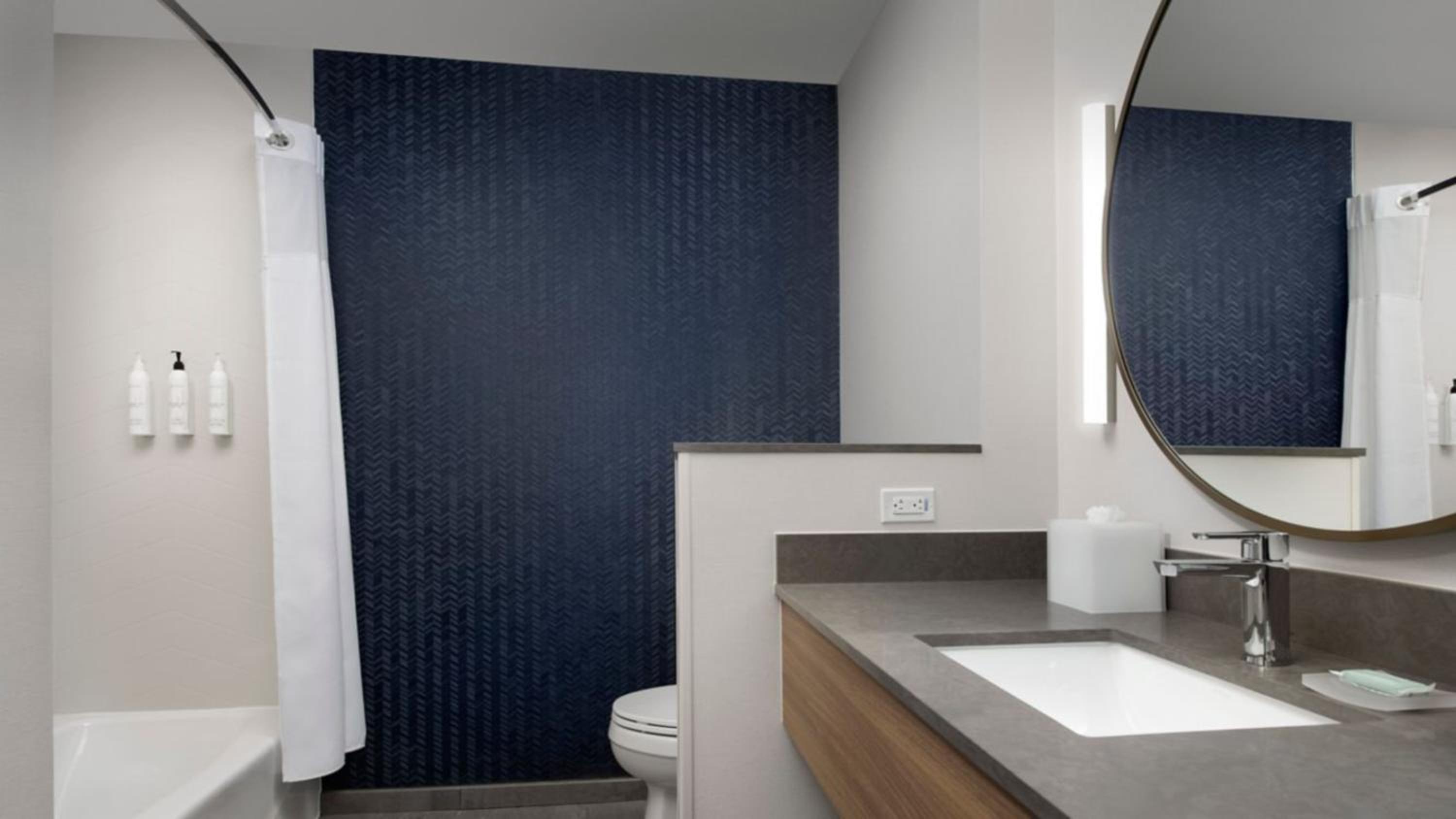 Guest Room, 1 King - Photo 4
