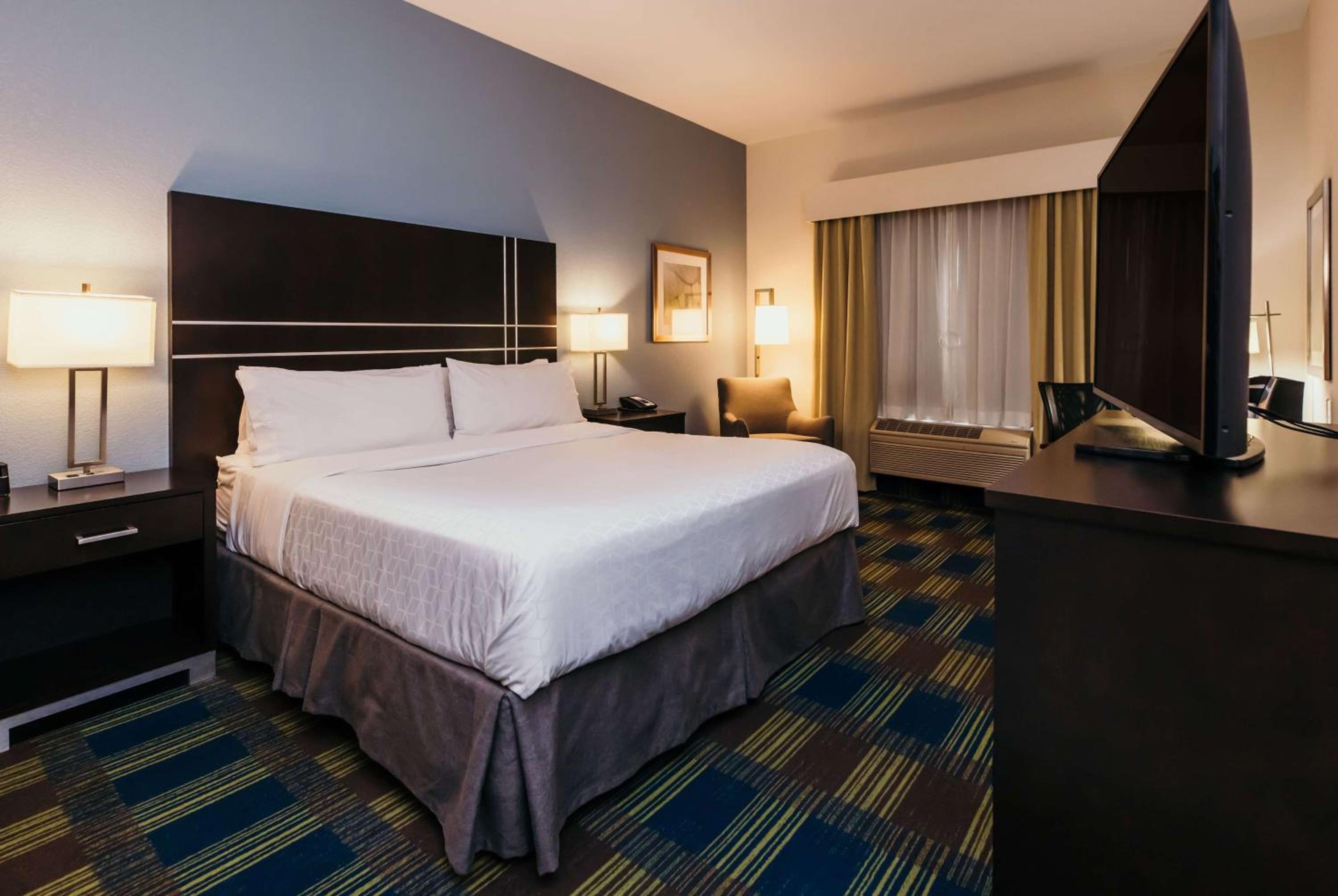 King Room with Mobility Access and Bathtub with Grab Bars, Non-Smoking - Photo 6