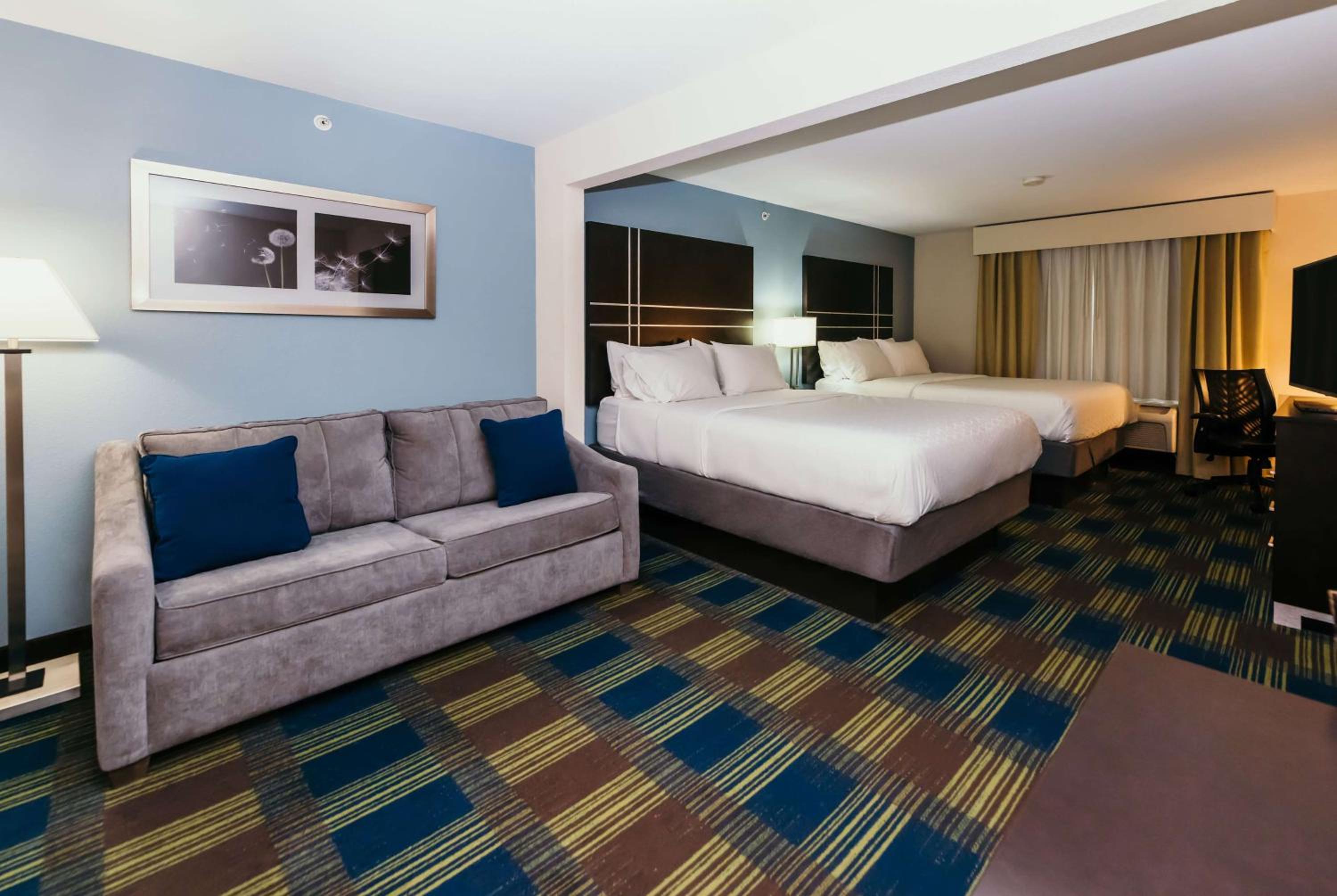 Queen Suite with Two Queen Beds and Sofa Bed, Non-Smoking - Photo 3