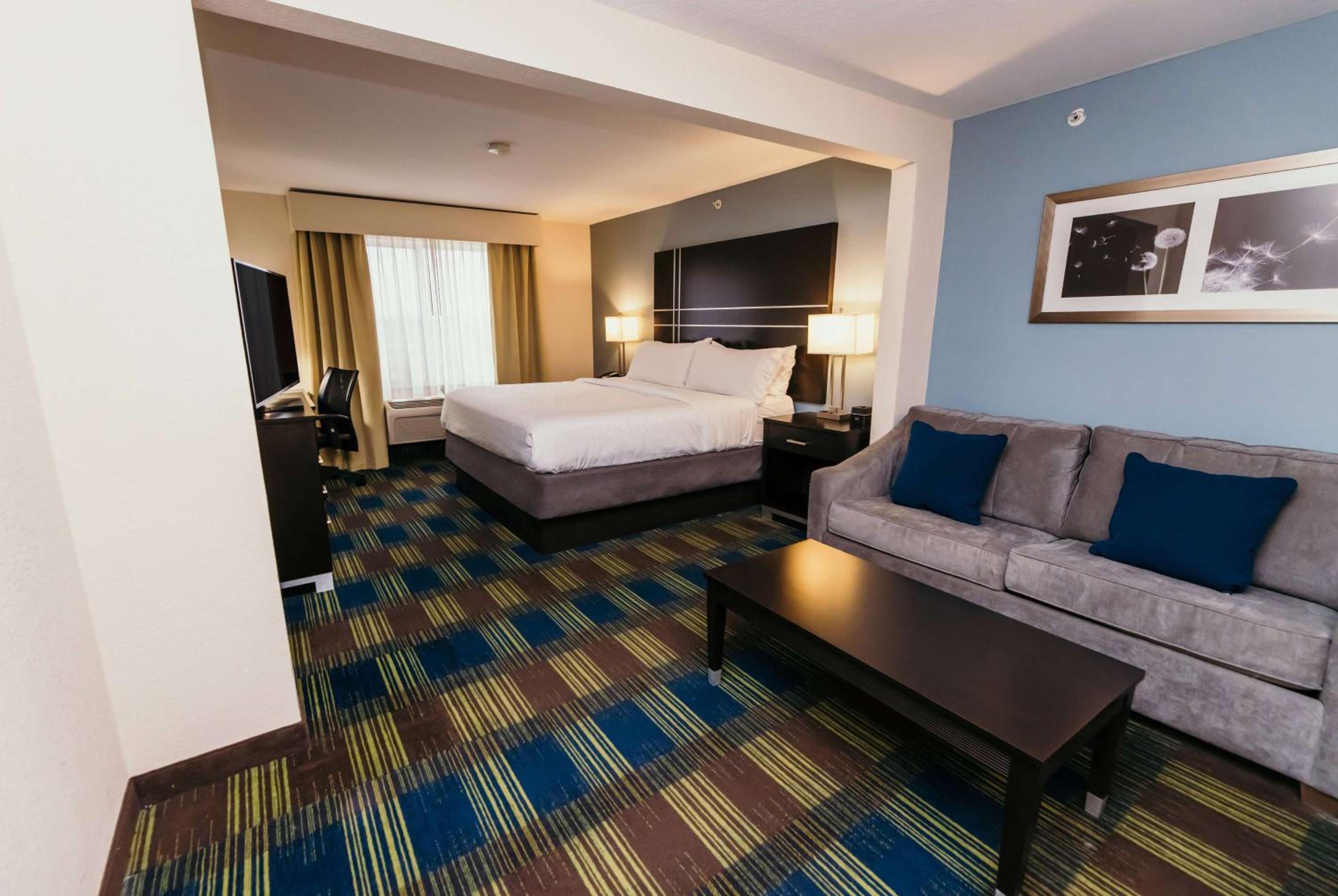 King Suite with Sofa Bed and One King Bed, Mobility Access, Non-Smoking - Photo 3