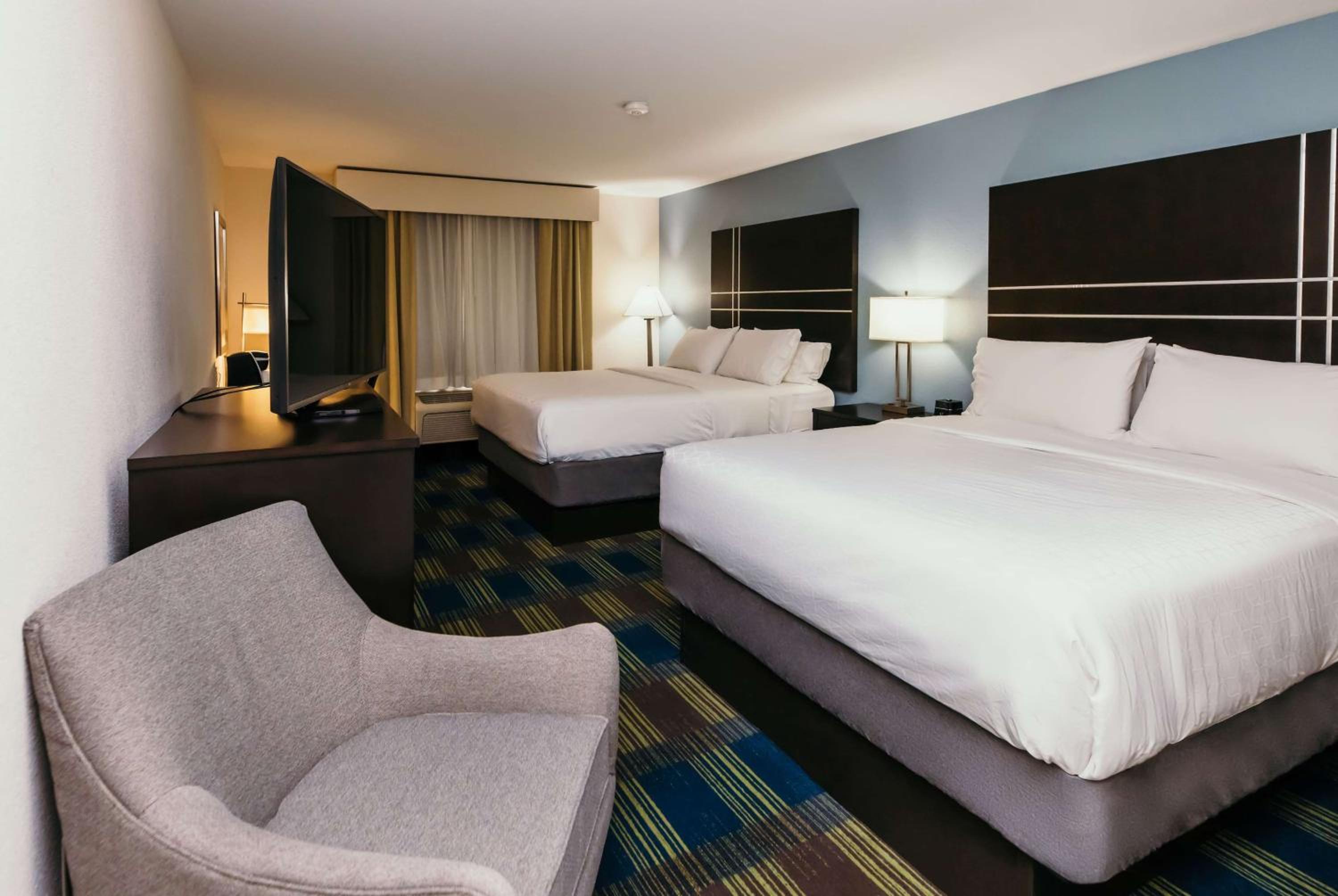 Queen Room with Two Queen Beds - Non-Smoking - Photo 3