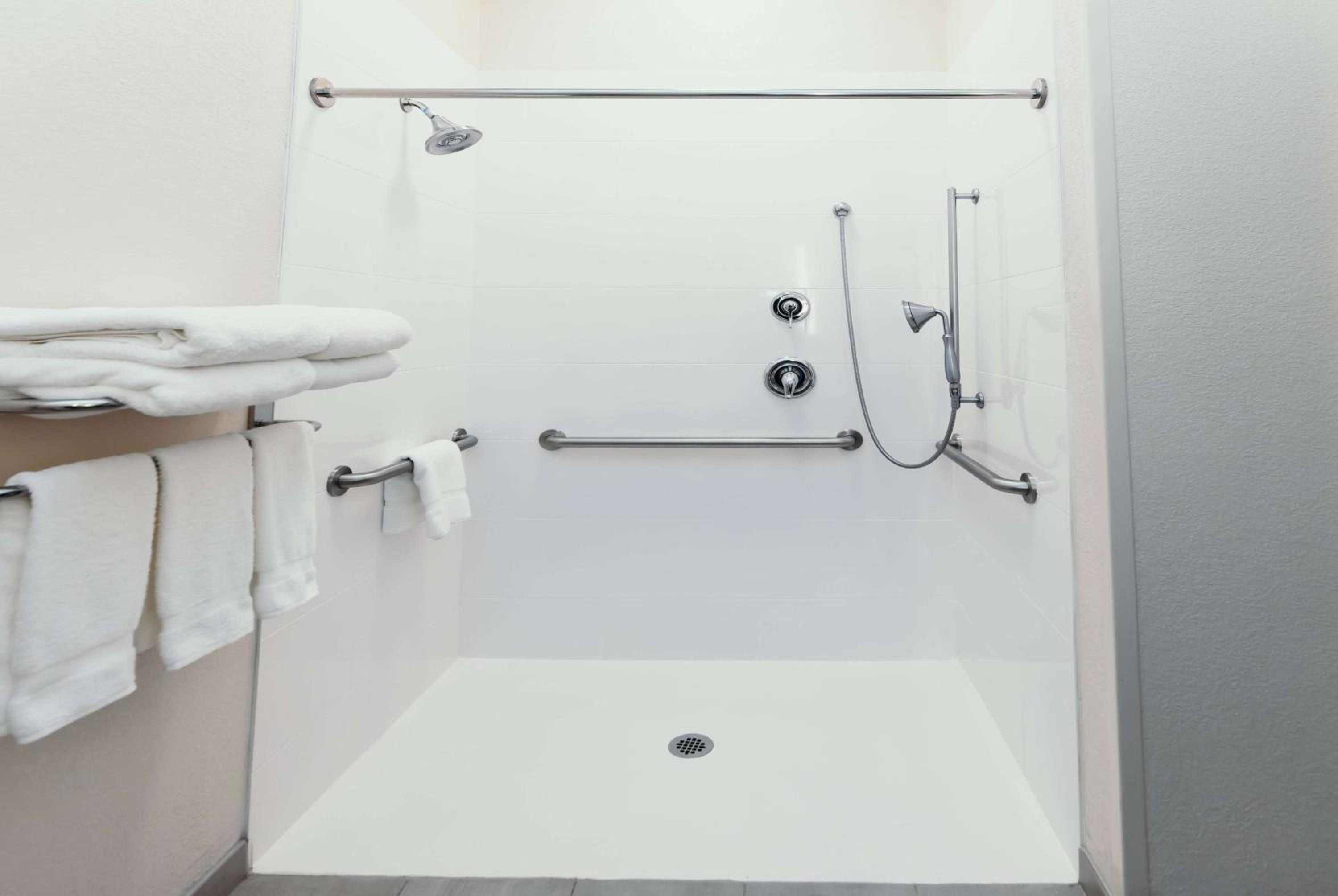 King Room with Roll-in Shower - Mobility Access/Non-Smoking - Photo 6