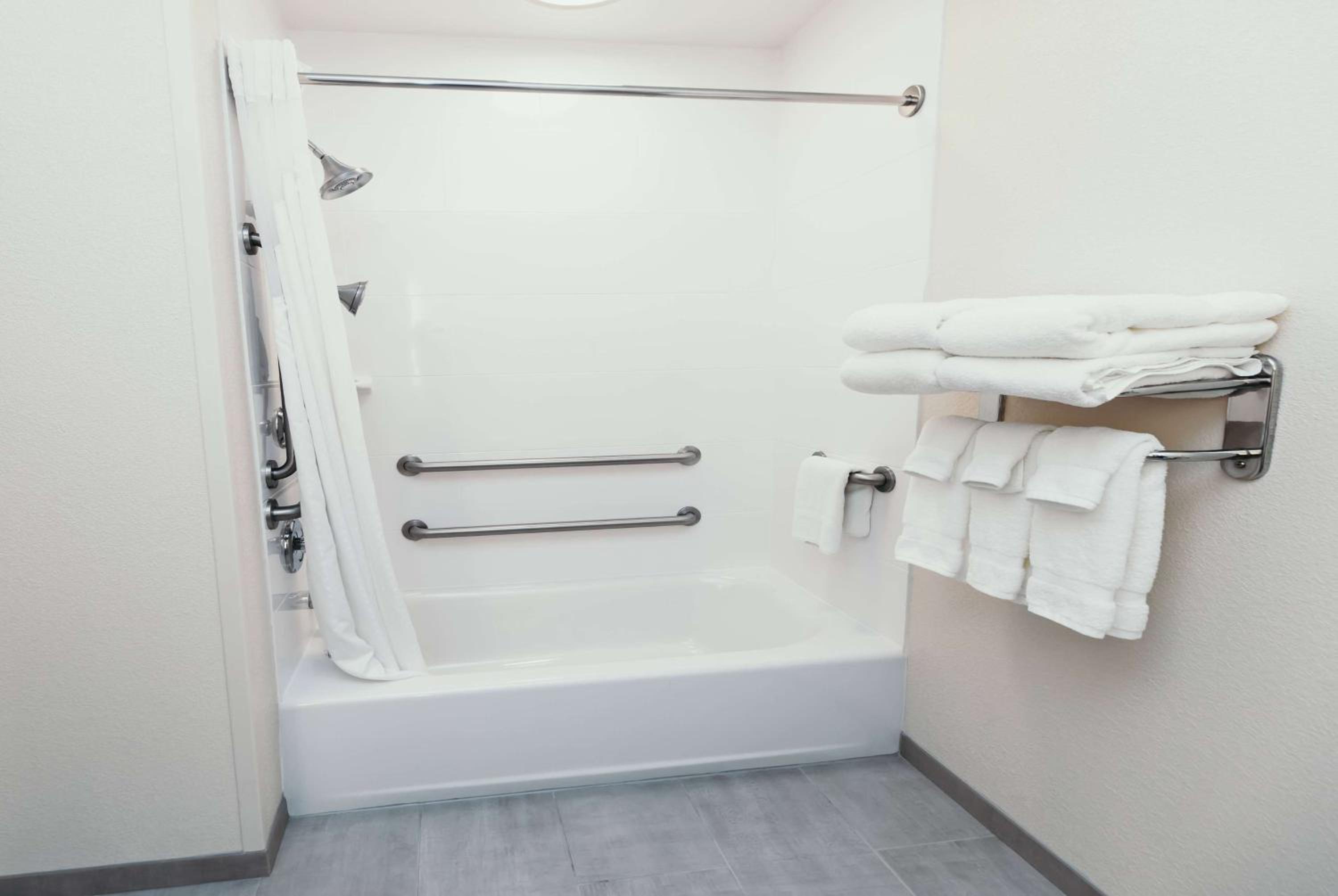 King Room with Mobility Access and Bathtub with Grab Bars, Non-Smoking - Photo 4