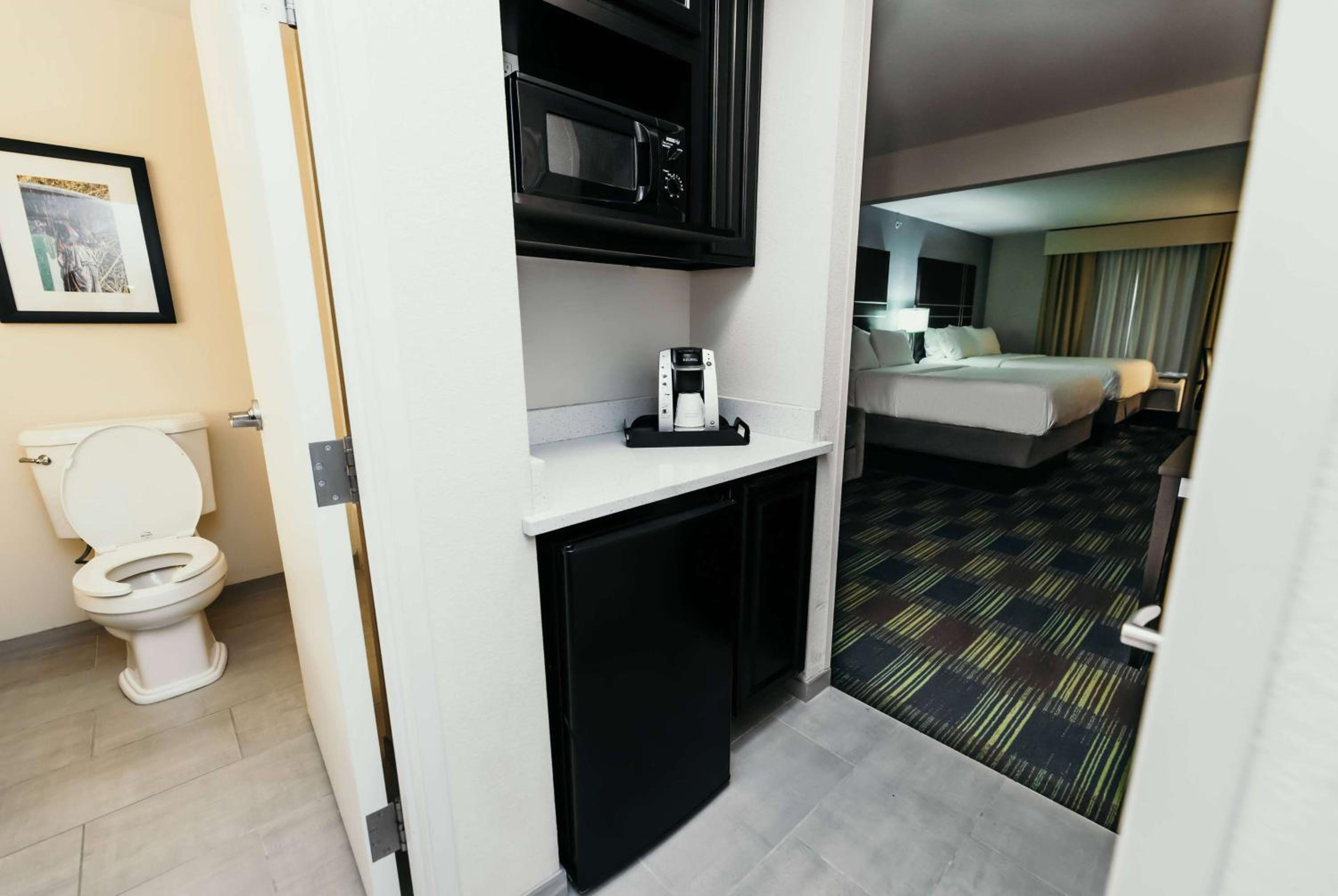 Queen Room with Two Queen Beds - Non-Smoking - Photo 1