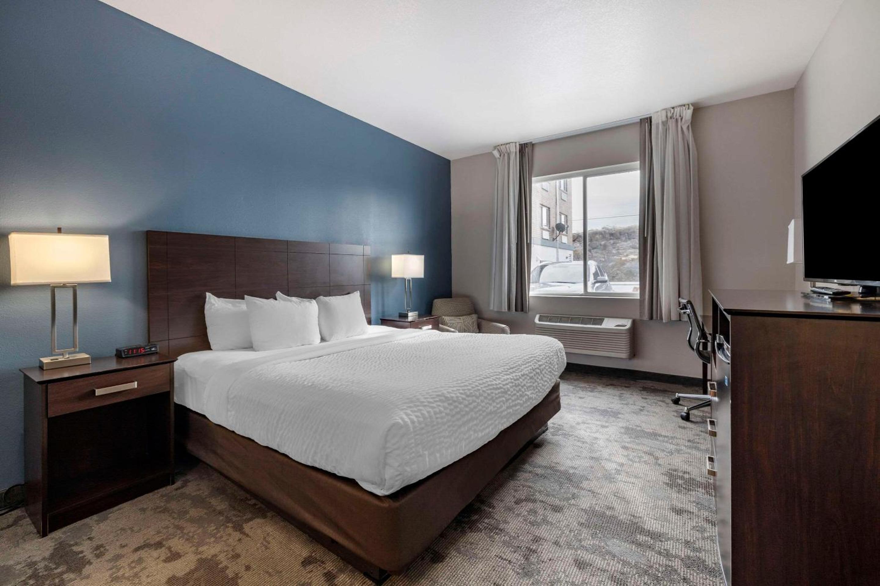 King Room - Non-Smoking - Photo 1