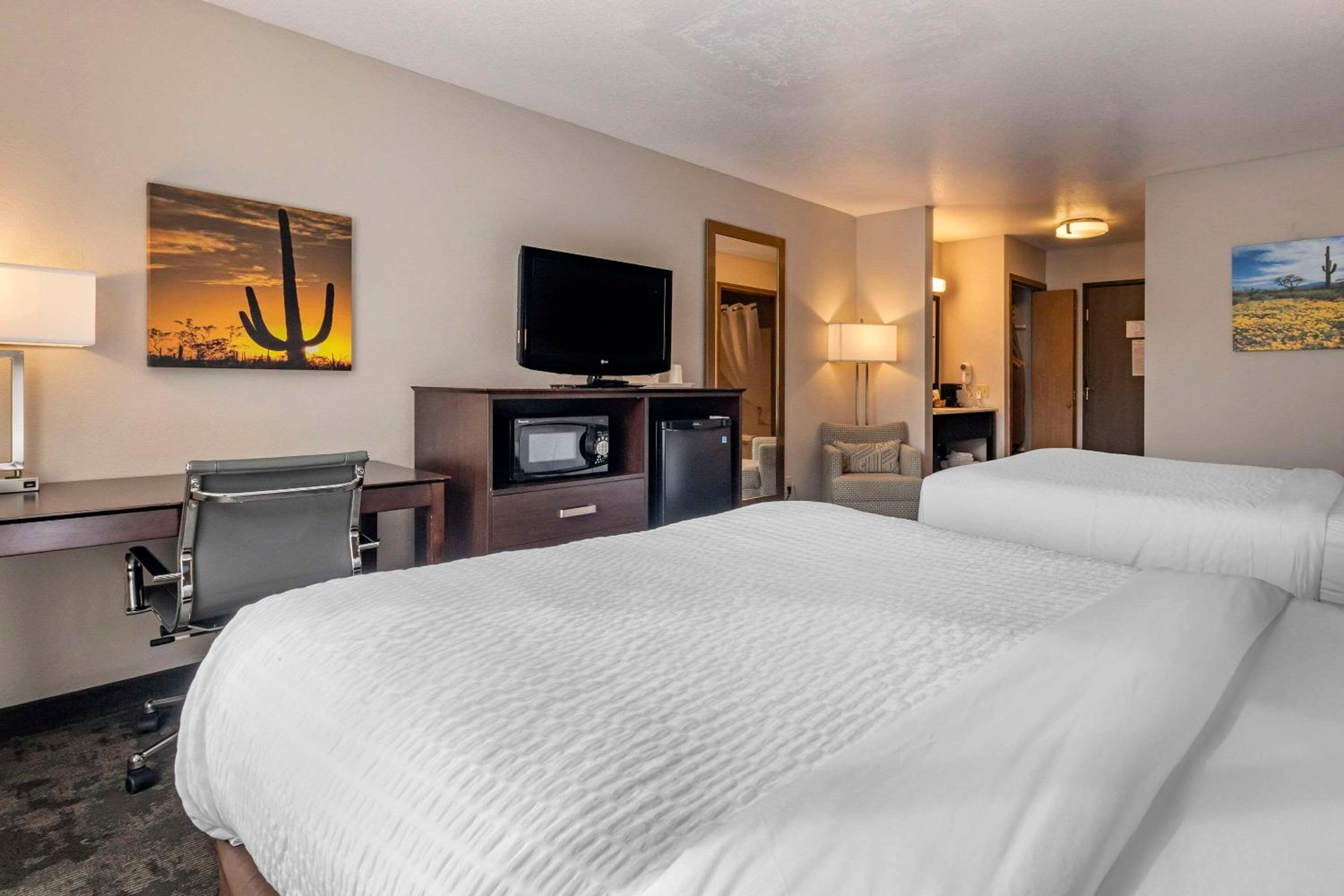 Queen Room with Two Queen Beds - Non-Smoking - Photo 3
