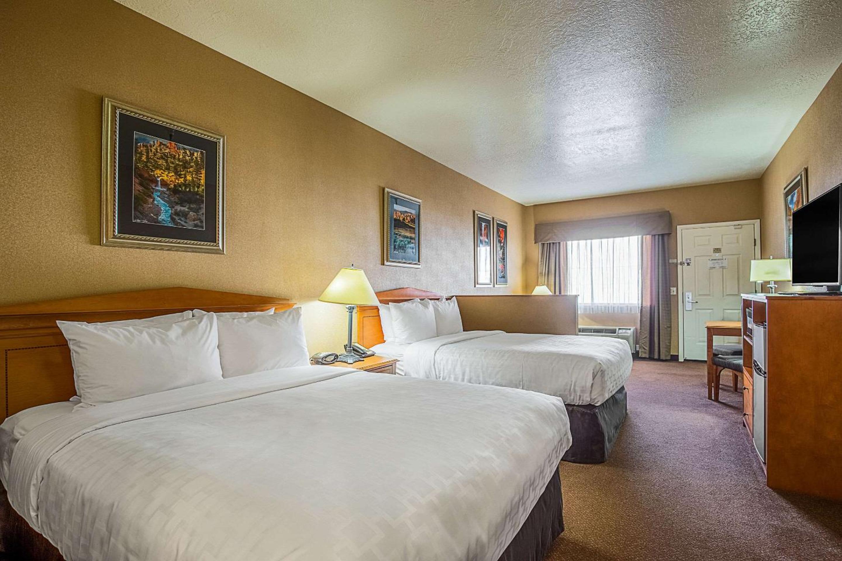Queen Suite with Two Queen Beds and Sofa Bed - Non-Smoking photo 3