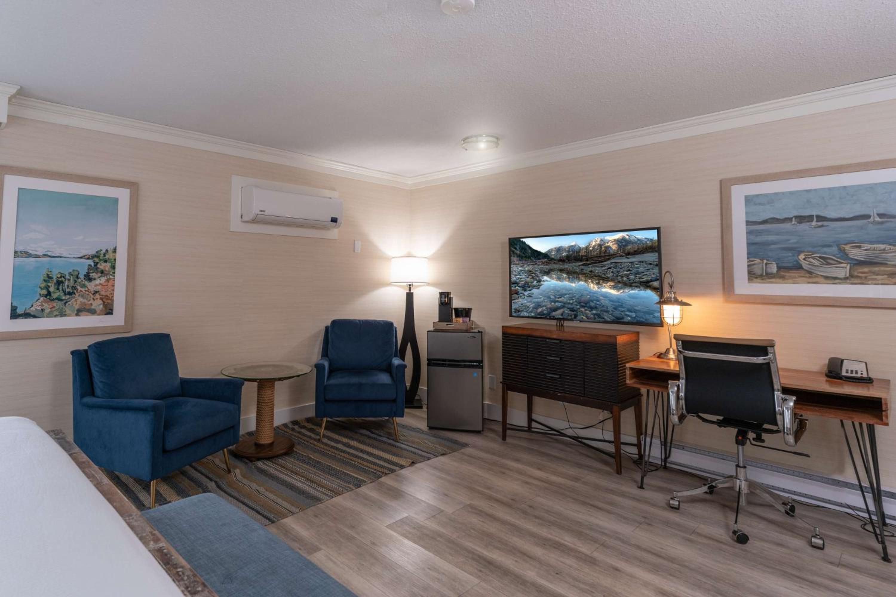 Upgraded King Room with Balcony - Photo 2