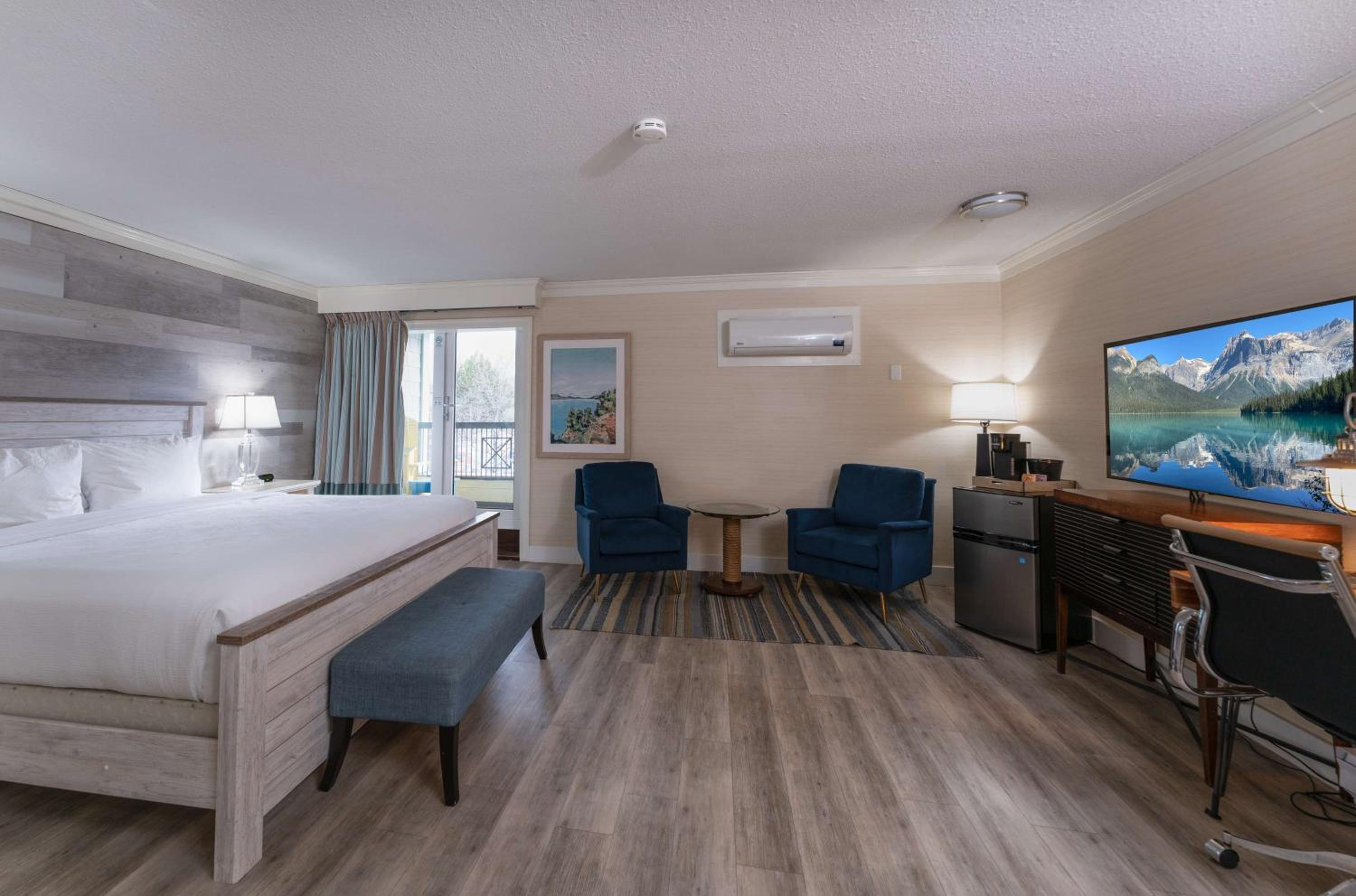 Upgraded King Room with Balcony - Photo 5