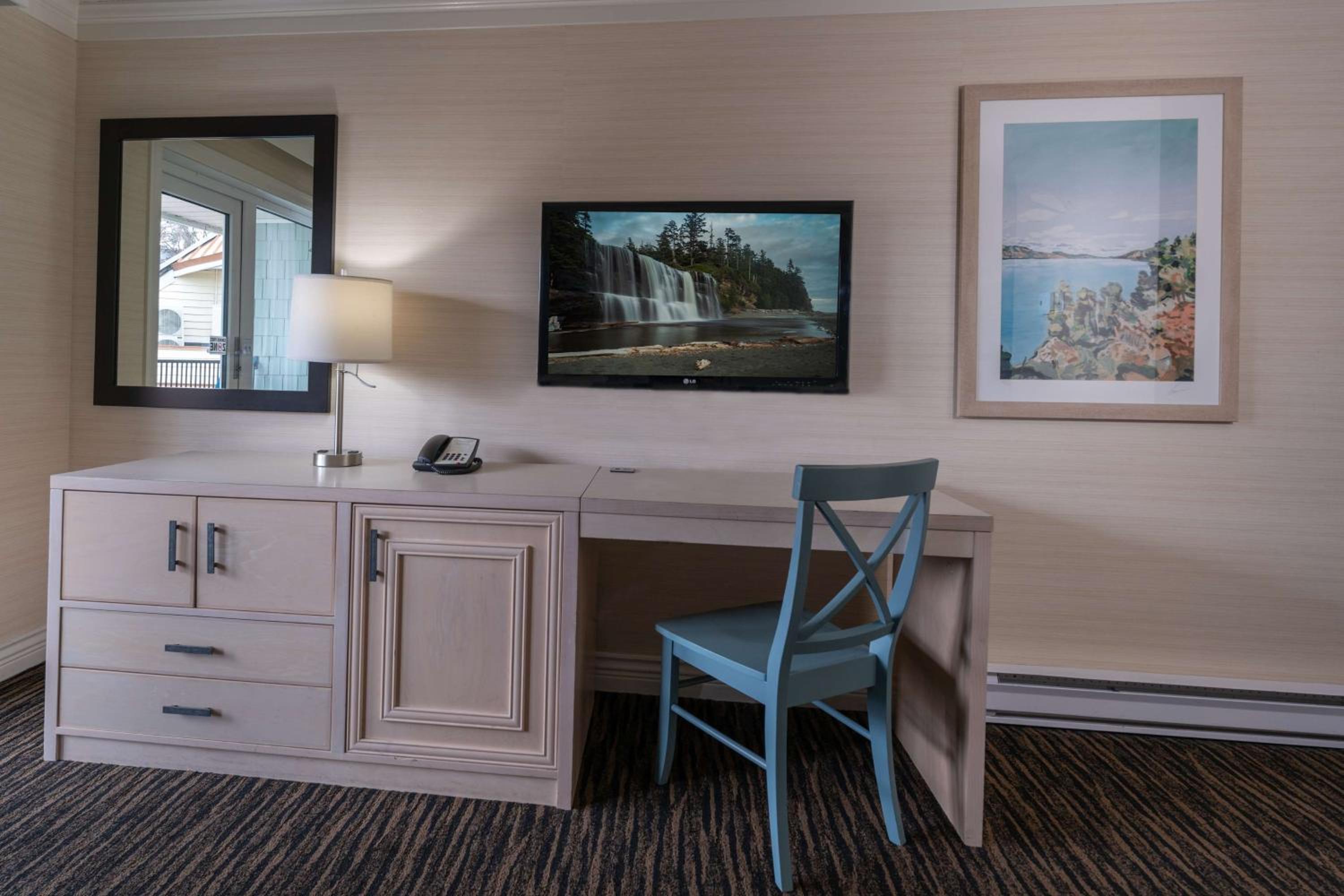 Queen Room with Two Queen Beds with Balcony - Photo 3