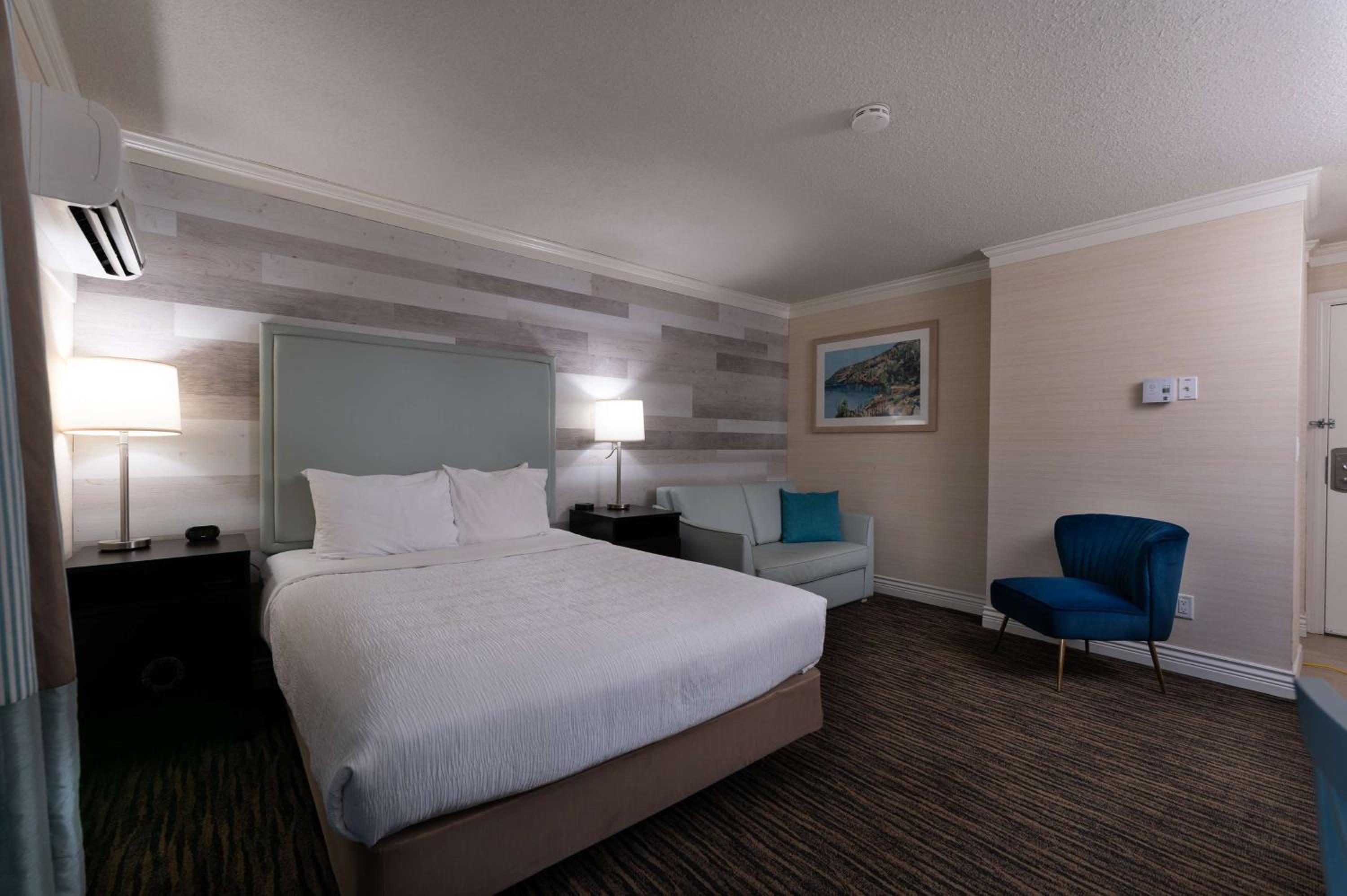 Queen Room with Balcony - Photo 3