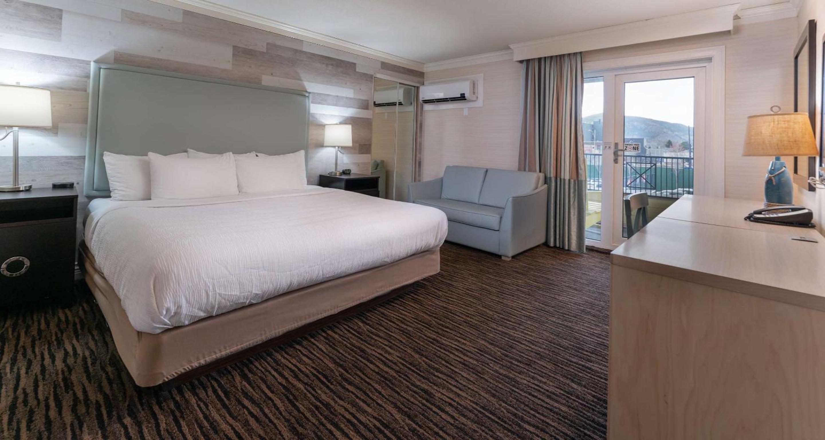 King Room with Balcony - Photo 1