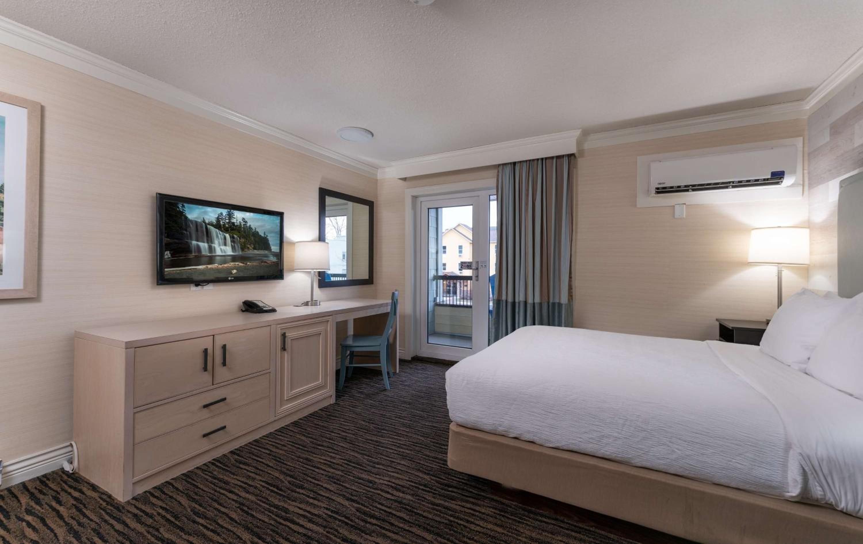 Queen Room with Balcony - Photo 1