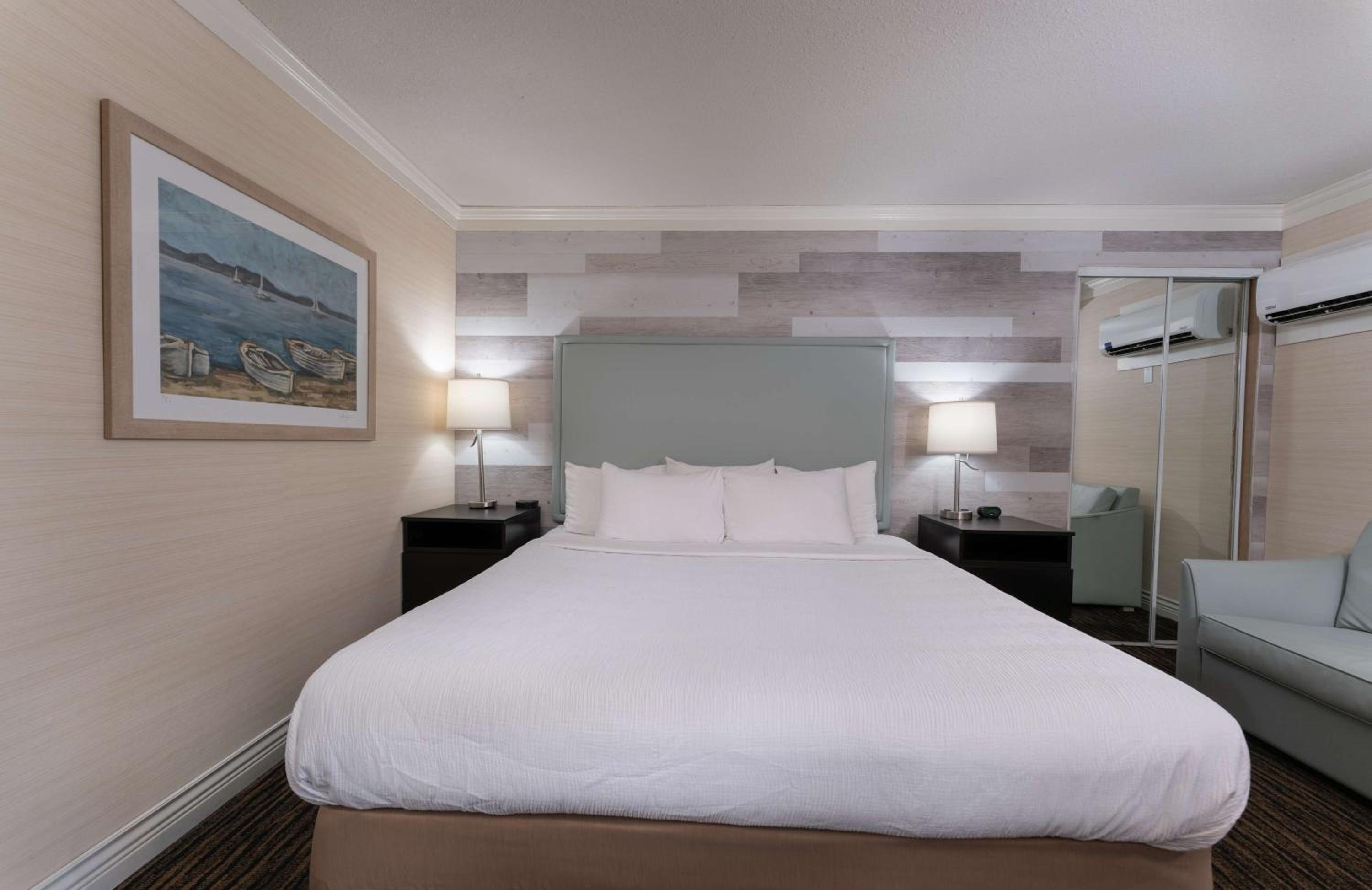 King Room with Balcony - Photo 2