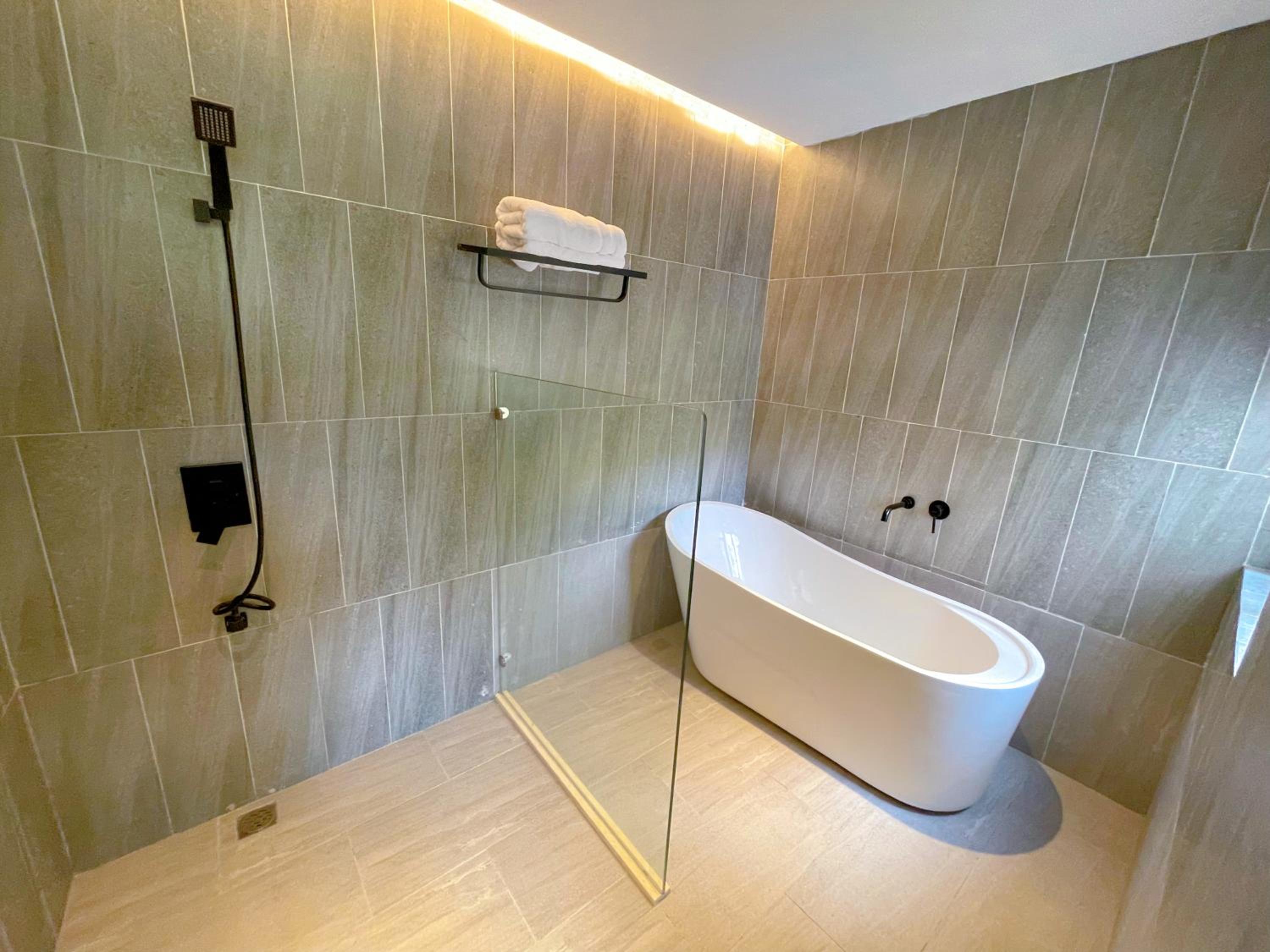 Deluxe Queen Room + Bathtub