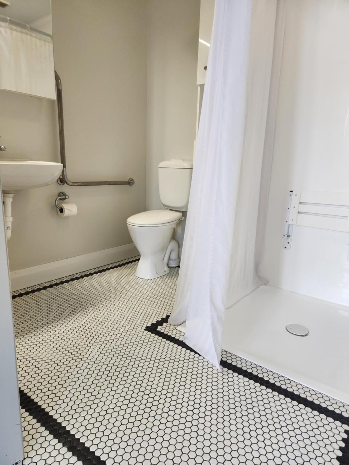 Deluxe King Room - Photo 6