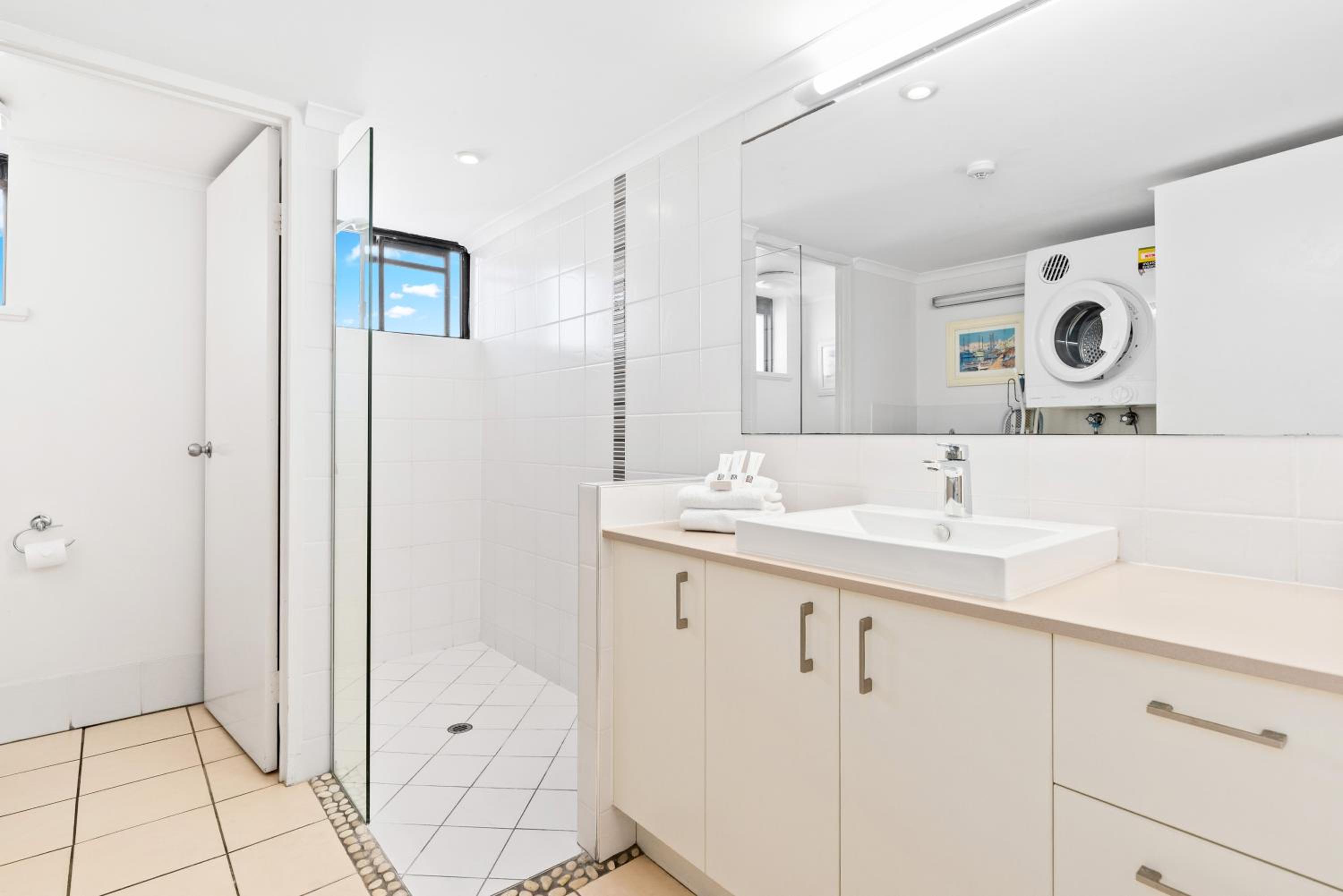 Two-Bedroom Apartment with Ocean View - Photo 2