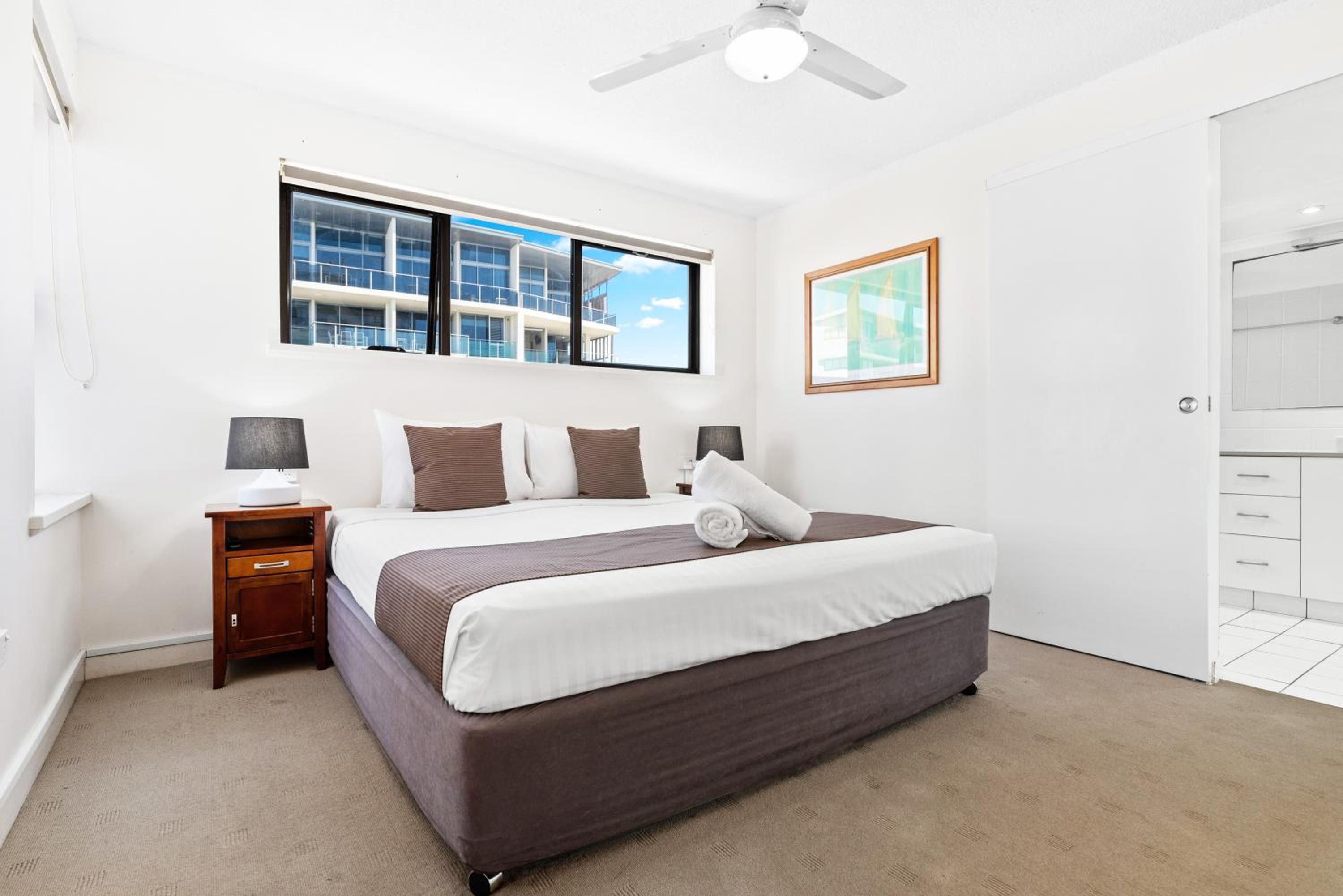 Two-Bedroom Apartment with Ocean View - Photo 11
