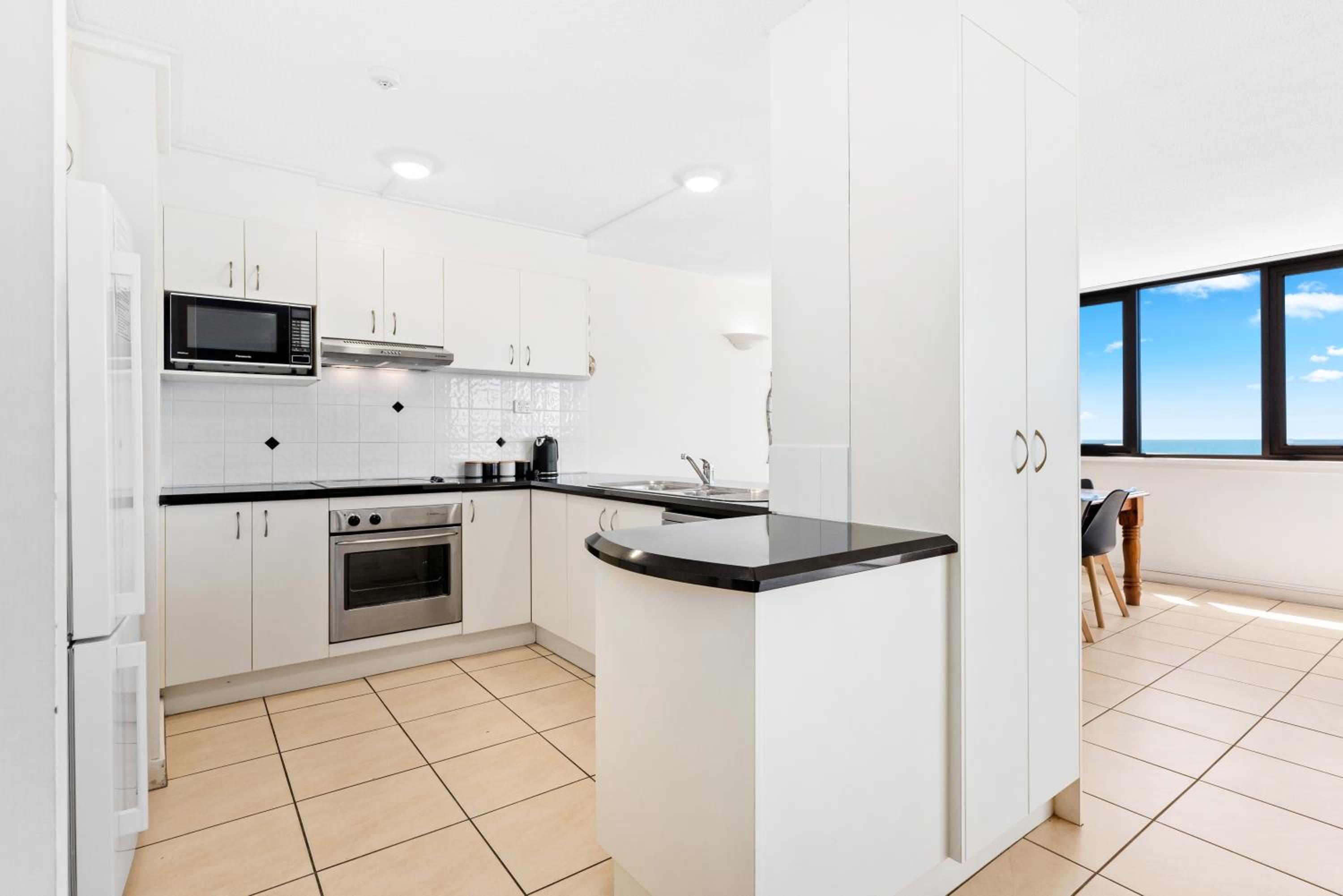 Two-Bedroom Apartment with Ocean View - Photo 13
