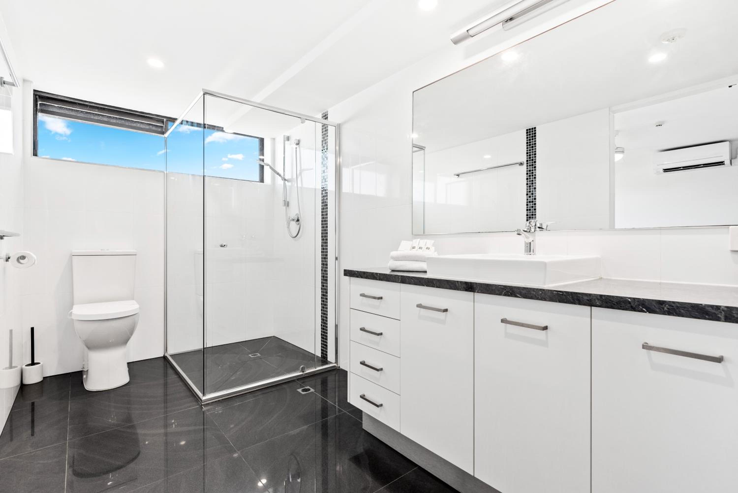 Two-Bedroom Apartment with Ocean View - Photo 5
