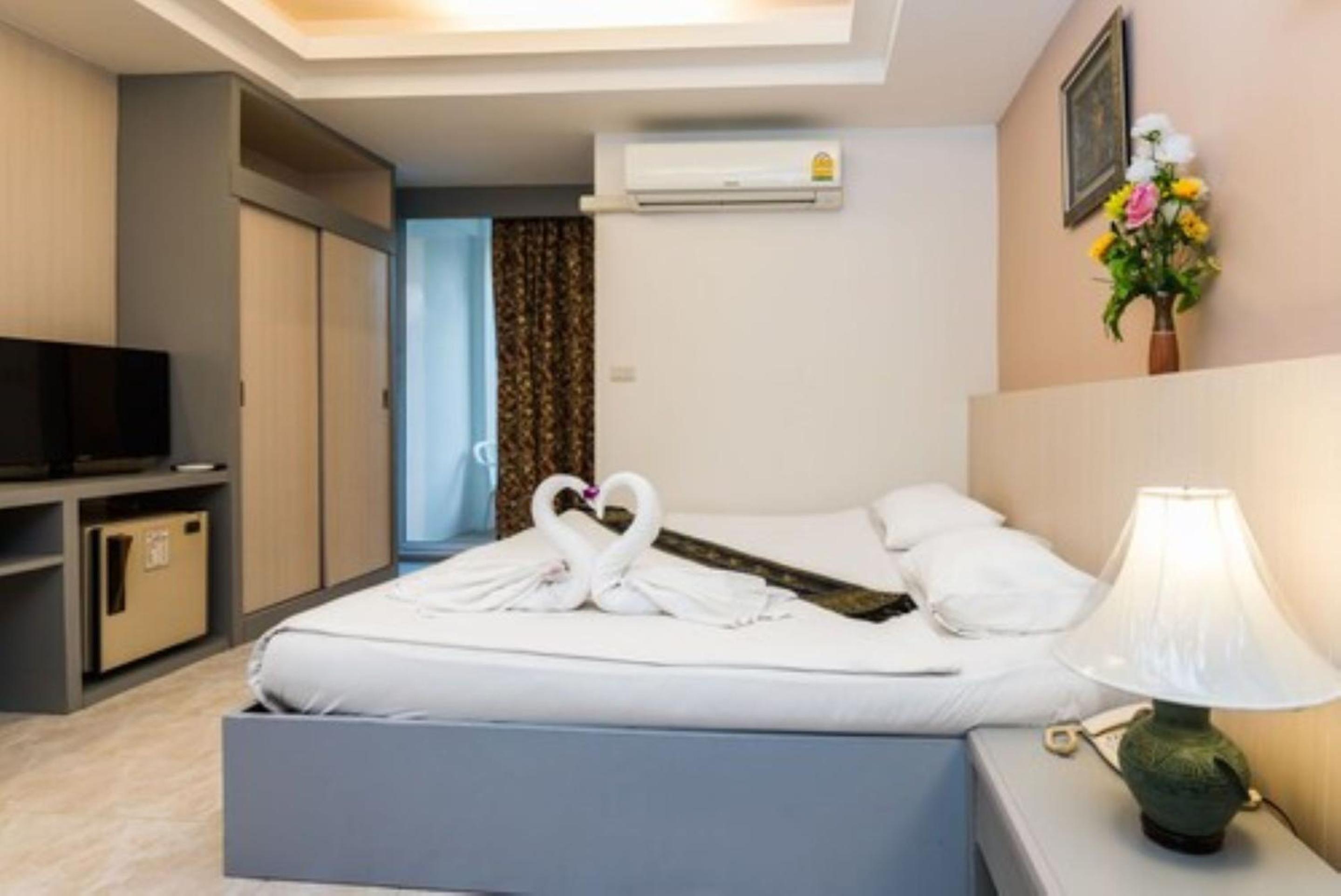 Superior Double or Twin Room with Pool View - Photo 3