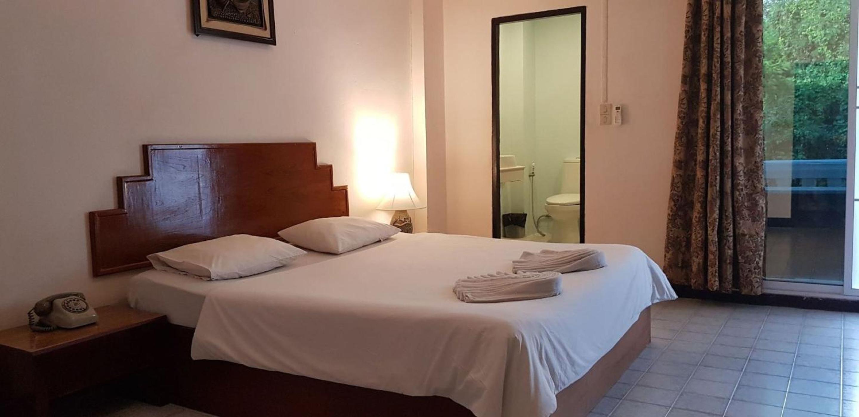 Superior Double or Twin Room with Pool View - Photo 4