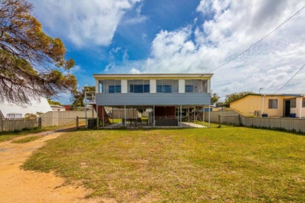 Three-Bedroom House photo 2