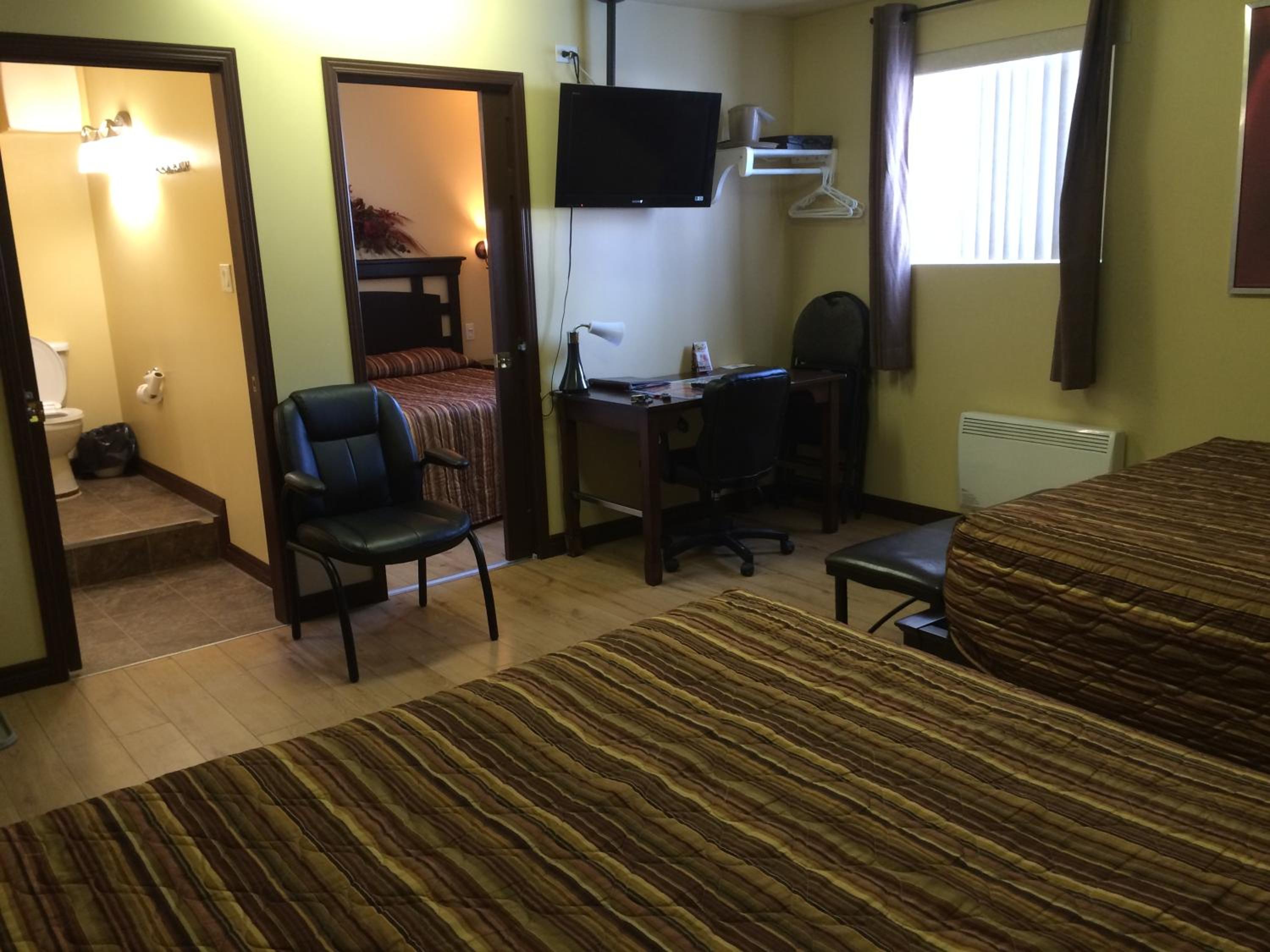 Family Room - Basement (6 Adults) photo 2