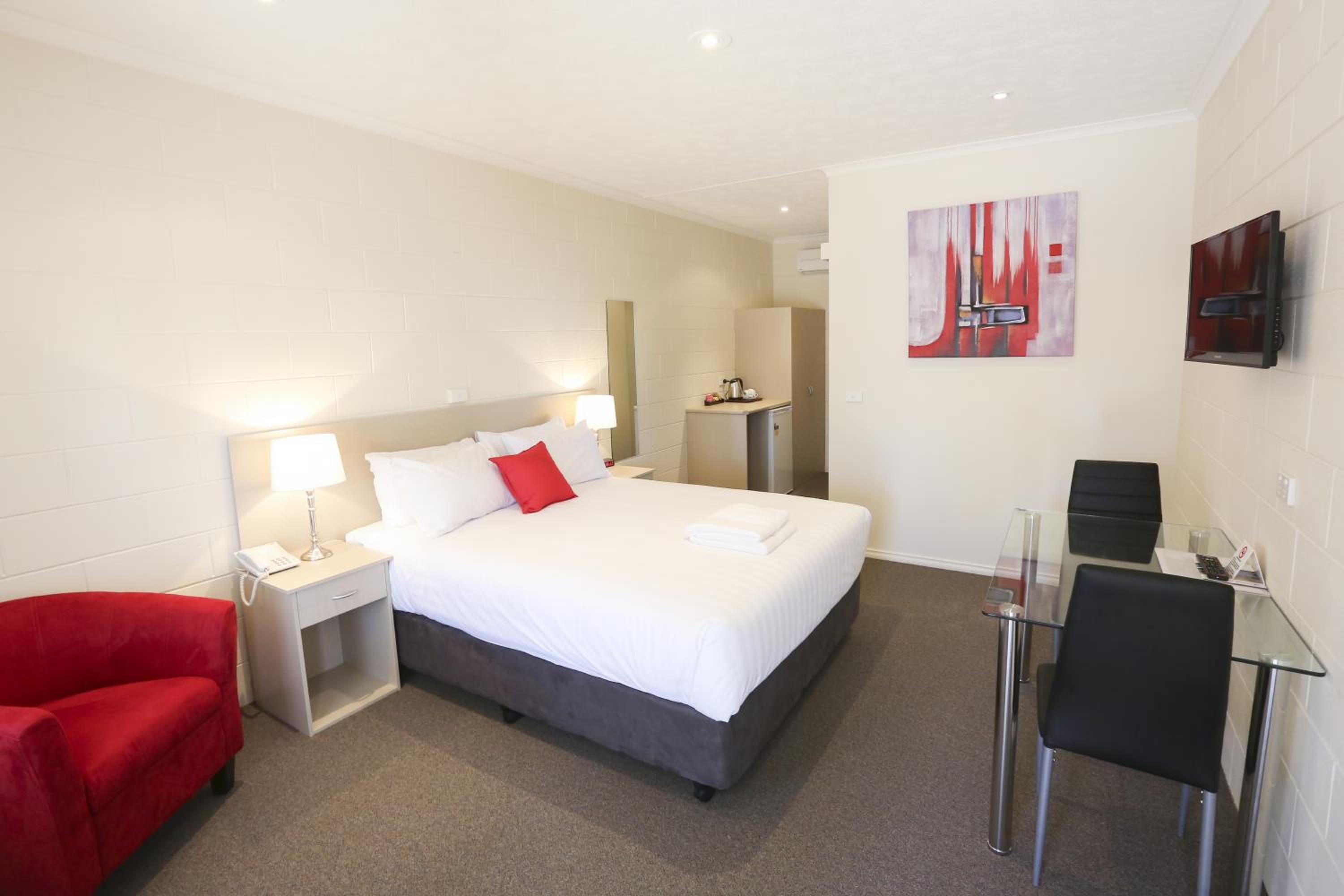 Deluxe Queen Room with No Pets Allowed