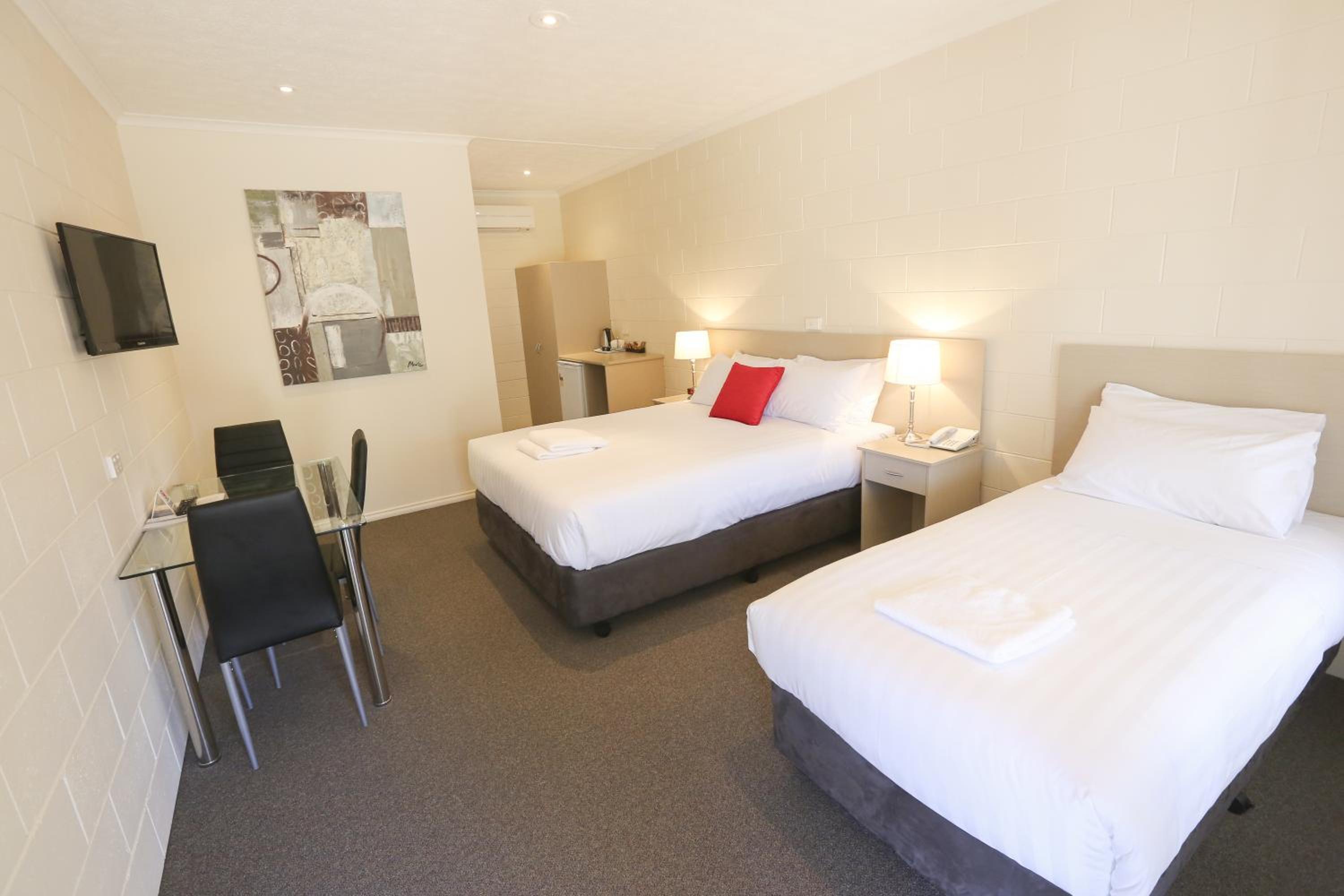 Deluxe Queen Bed and Single Bed with No Pets Allowed