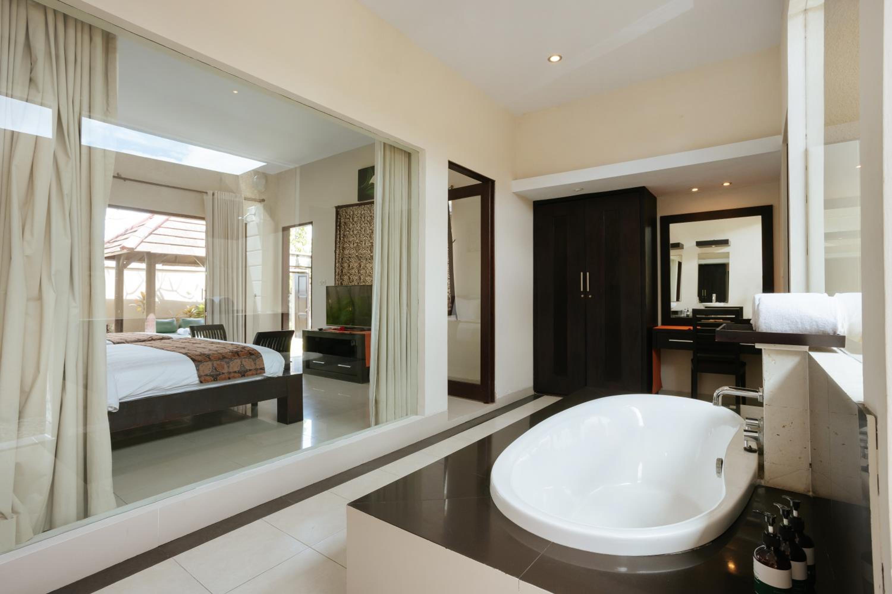 Three-Bedroom Villa with Private Pool - Photo 3