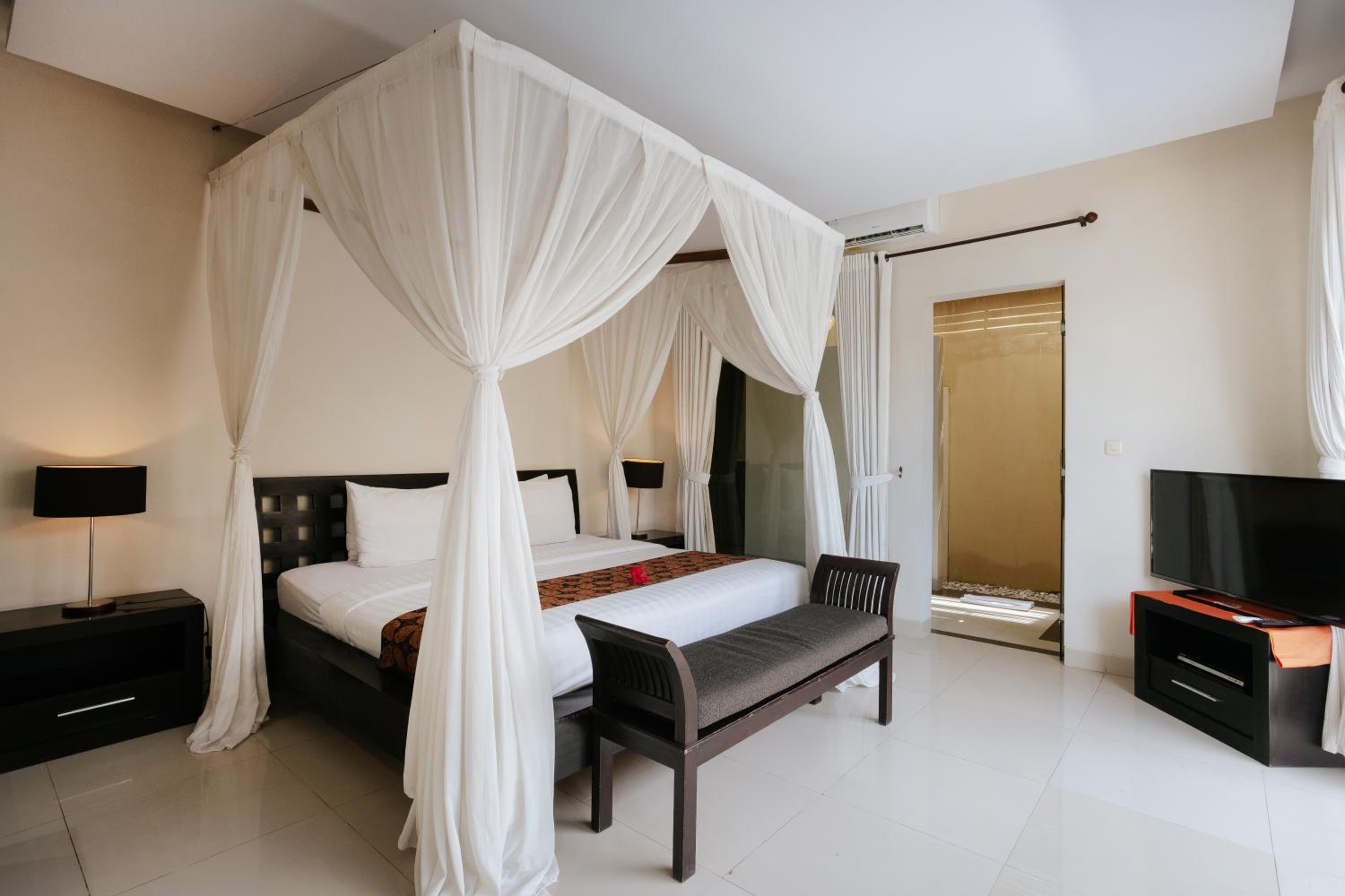 Three-Bedroom Villa with Private Pool - Photo 9