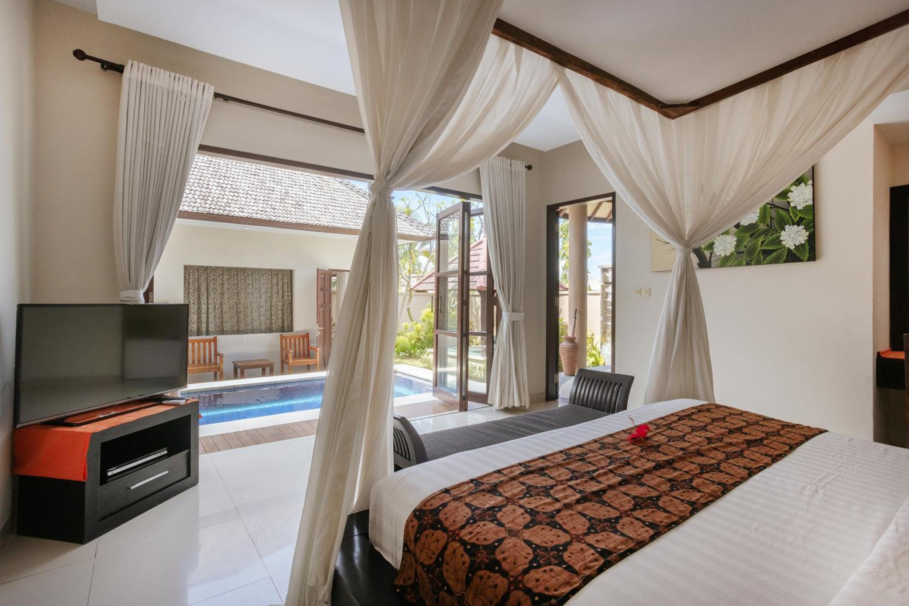 Three-Bedroom Villa with Private Pool - Photo 11