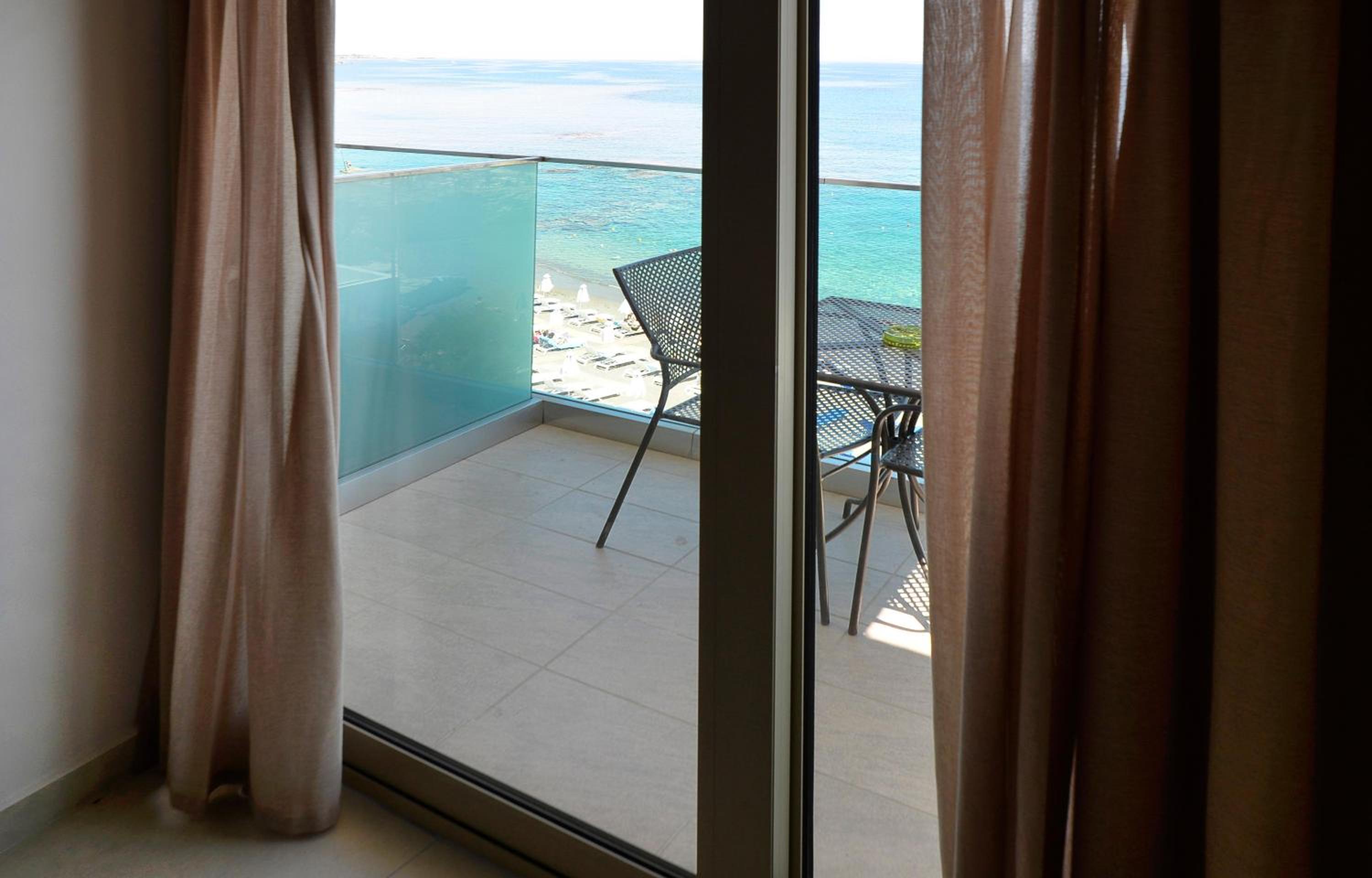 Double Room with Sea View thumbnail 6