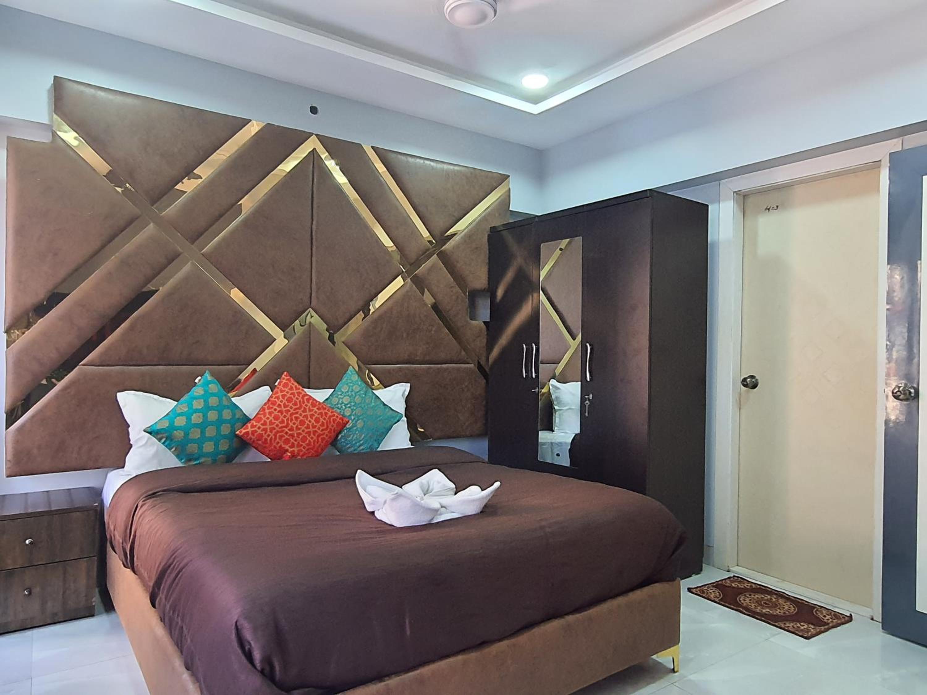 Apartment with Balcony - Photo 8