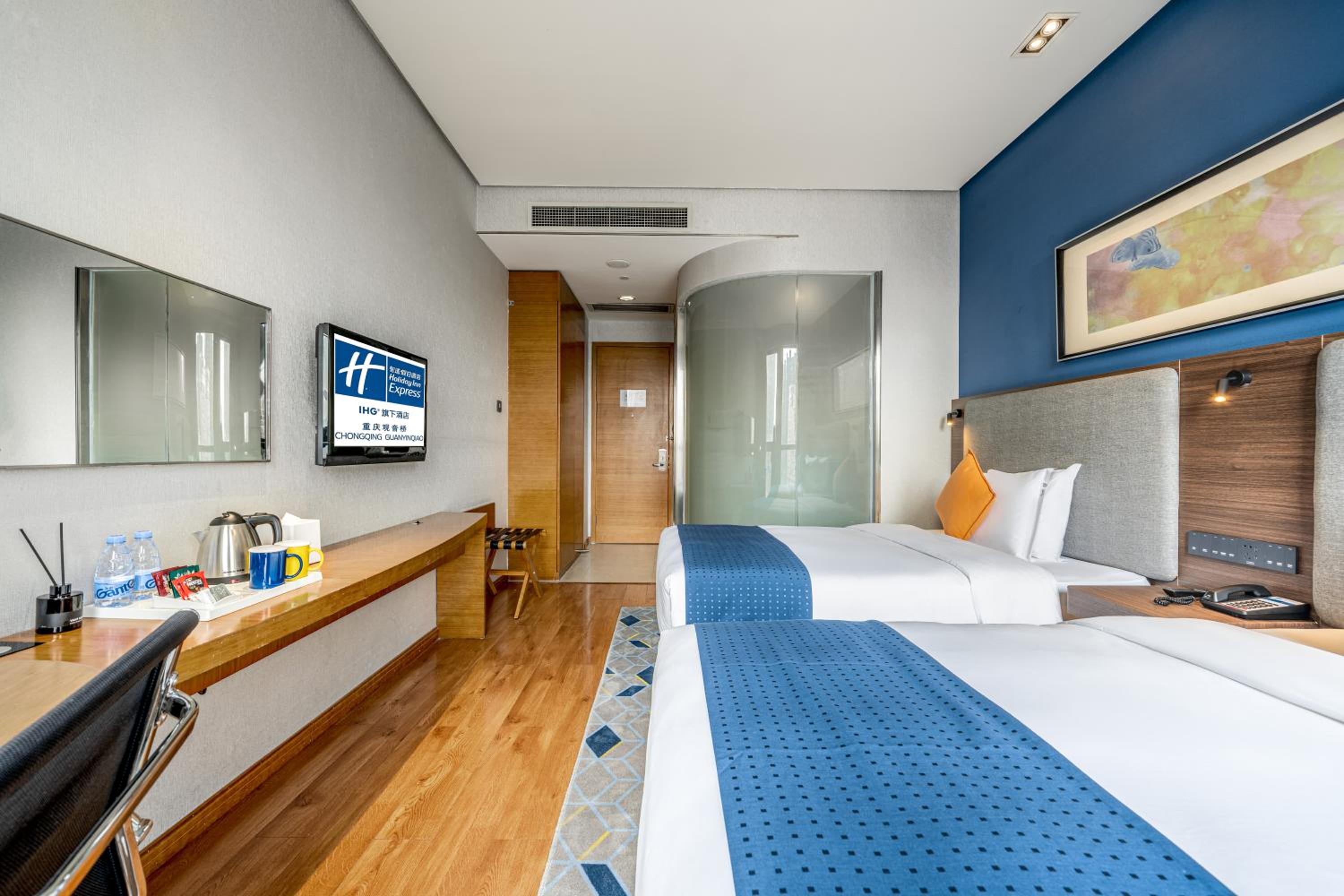 Standard Twin Room with City View - Photo 2